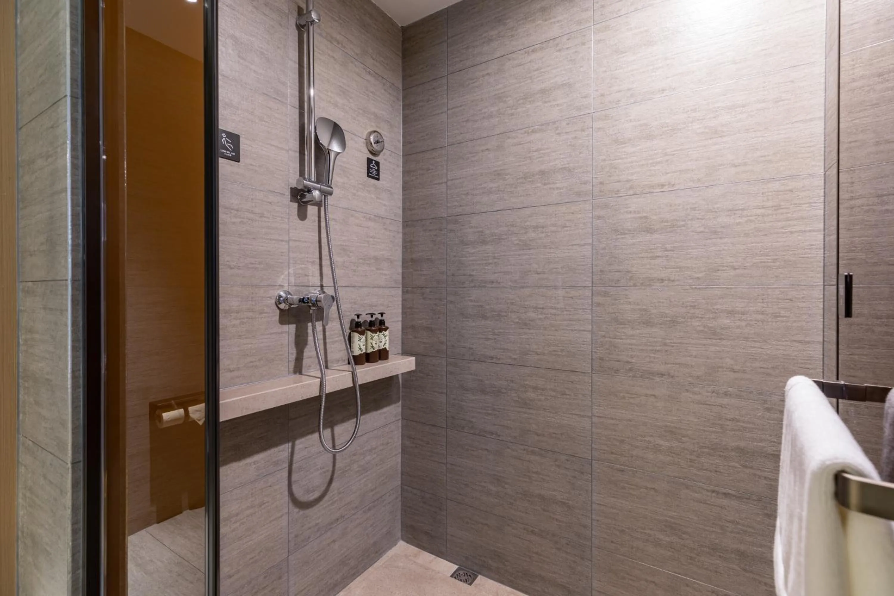 Shower in Atour Hotel Jinan Grand View Garden