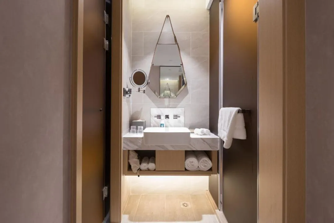 Toilet, Bed in Atour Hotel Gangding Metro Station Taikoo Hui Tianhe Guangzhou