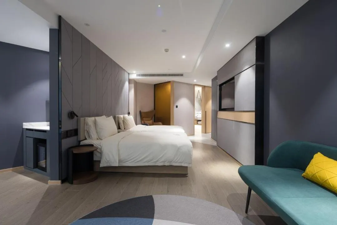 Photo of the whole room, Bed in Atour Hotel Gangding Metro Station Taikoo Hui Tianhe Guangzhou