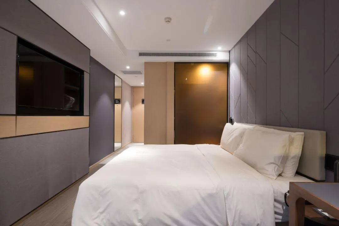 Photo of the whole room, Bed in Atour Hotel Gangding Metro Station Taikoo Hui Tianhe Guangzhou