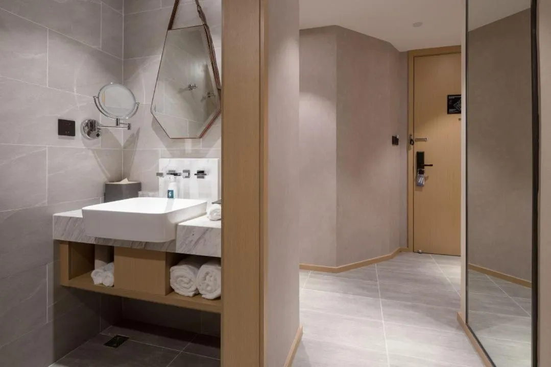 Toilet in Atour Hotel Gangding Metro Station Taikoo Hui Tianhe Guangzhou