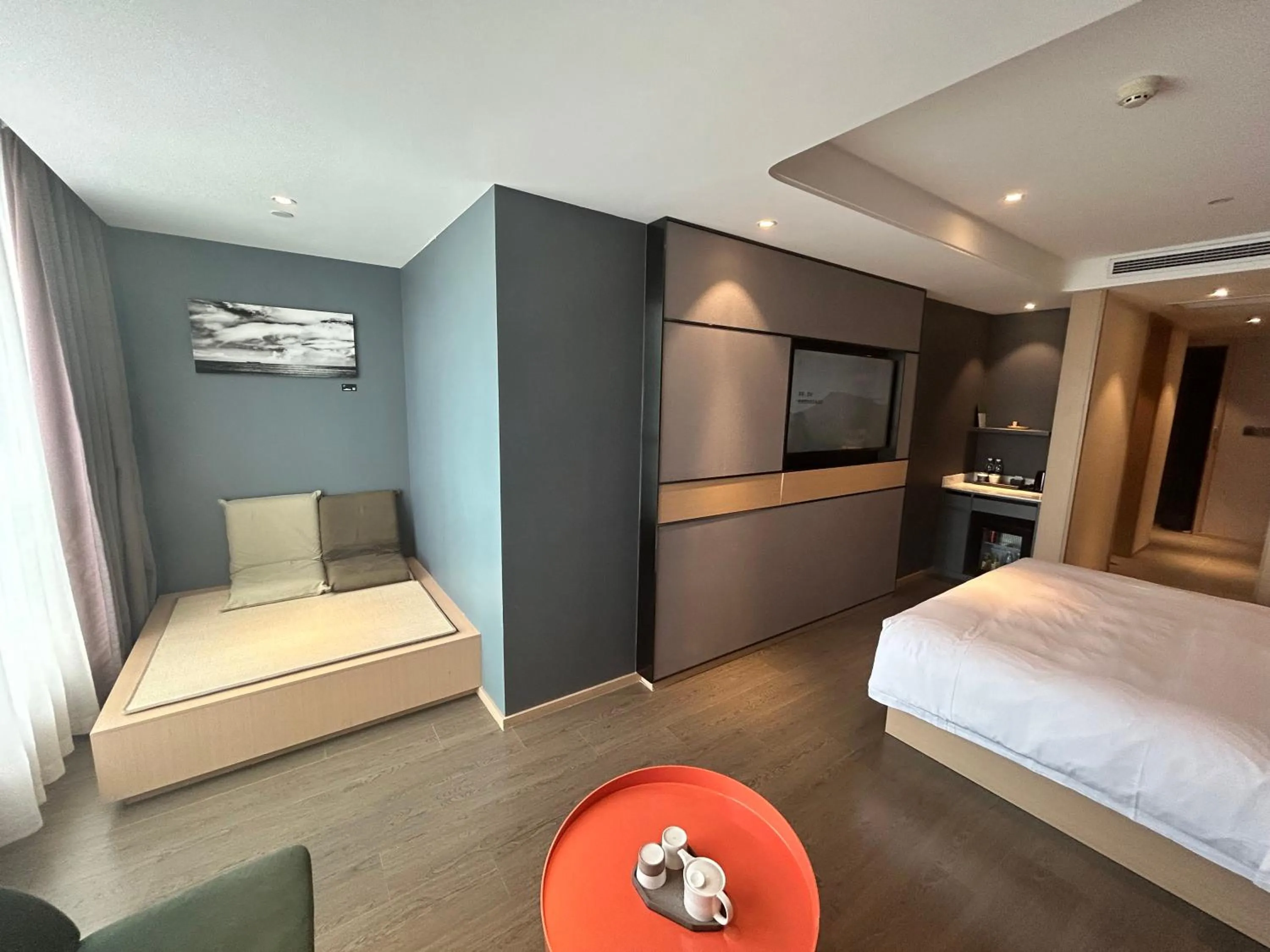 Photo of the whole room, Bed in Atour Hotel Gangding Metro Station Taikoo Hui Tianhe Guangzhou