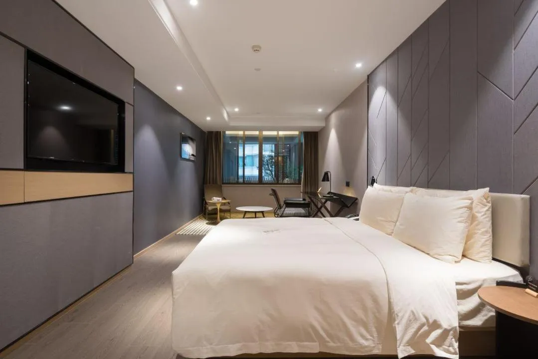 Photo of the whole room, Bed in Atour Hotel Gangding Metro Station Taikoo Hui Tianhe Guangzhou