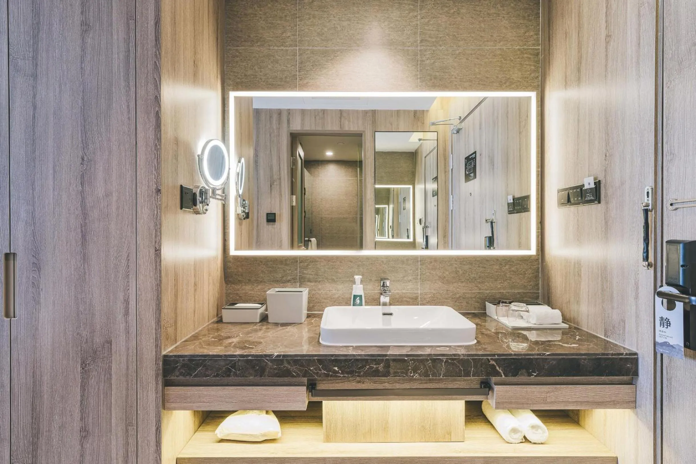 Atour Hotel Chongqing Liziba Lianglukou Subway Station