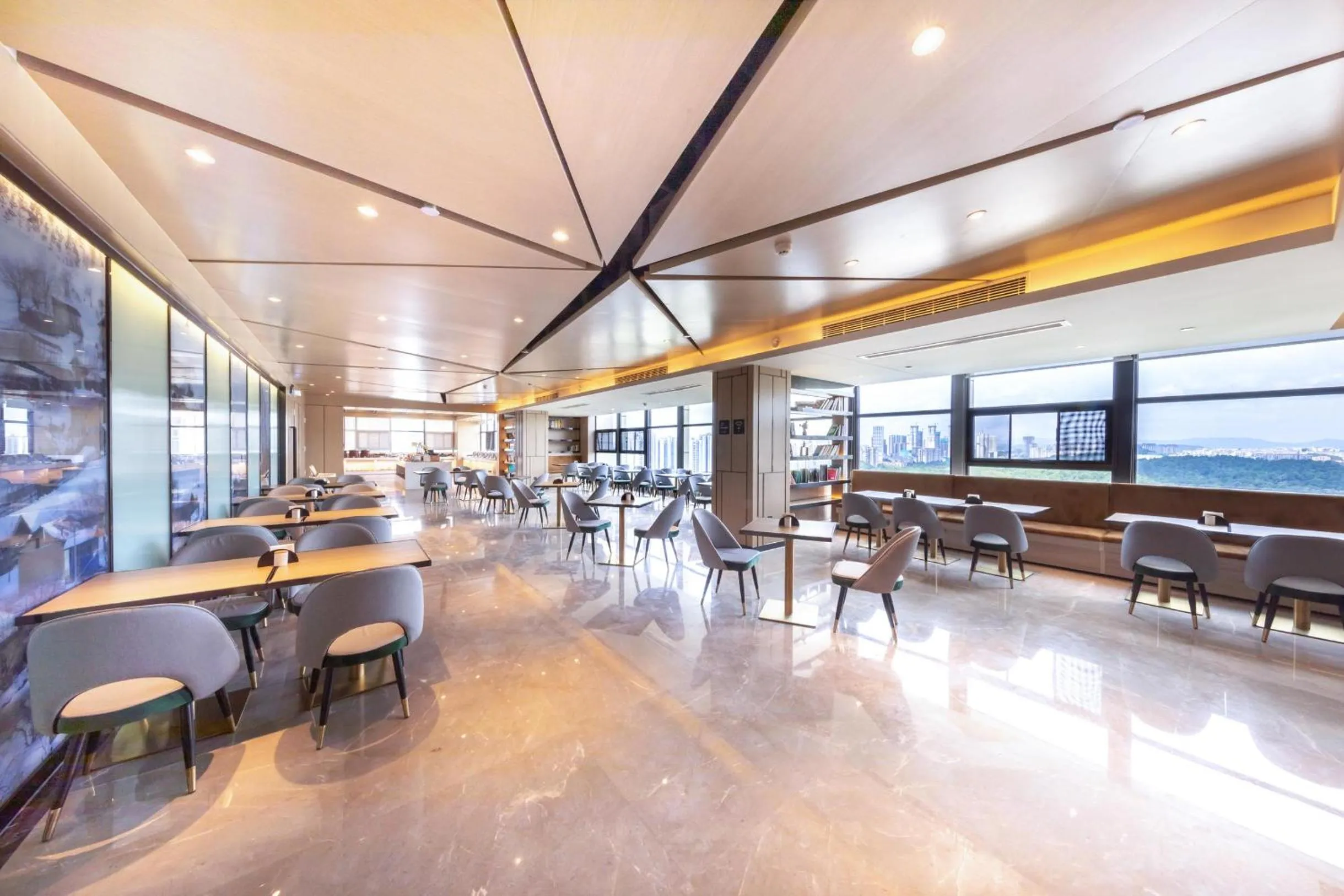 Atour Hotel Guiyang Guanshan Lake Park