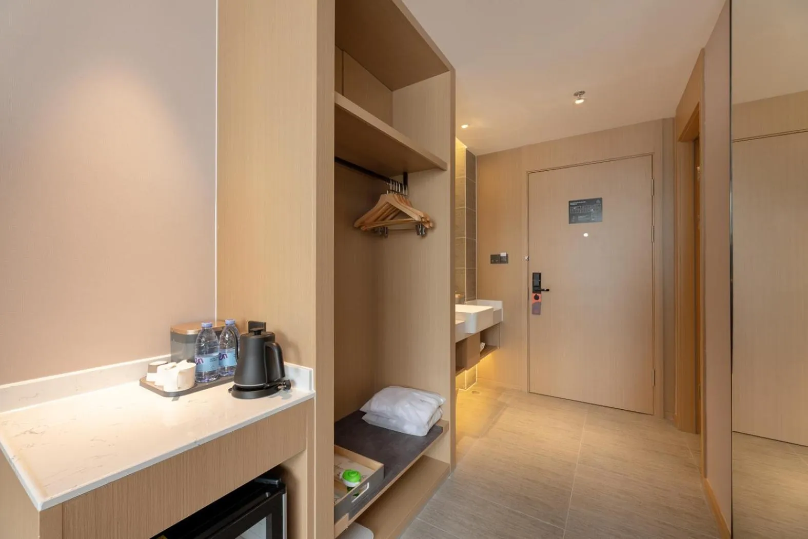 Photo of the whole room, Bed in Atour S Hotel Xinghai Square