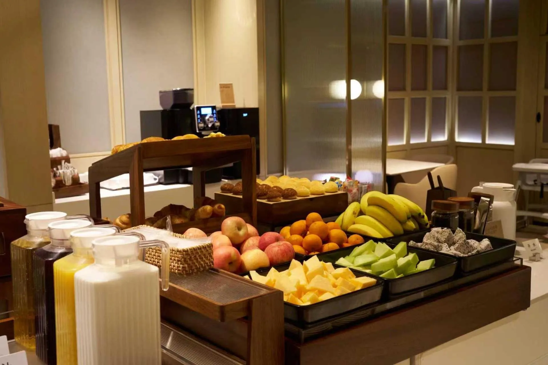 Breakfast in Atour Hotel Nanjing East Road, The Bund-Self-service free laundry-Free Night Snacks