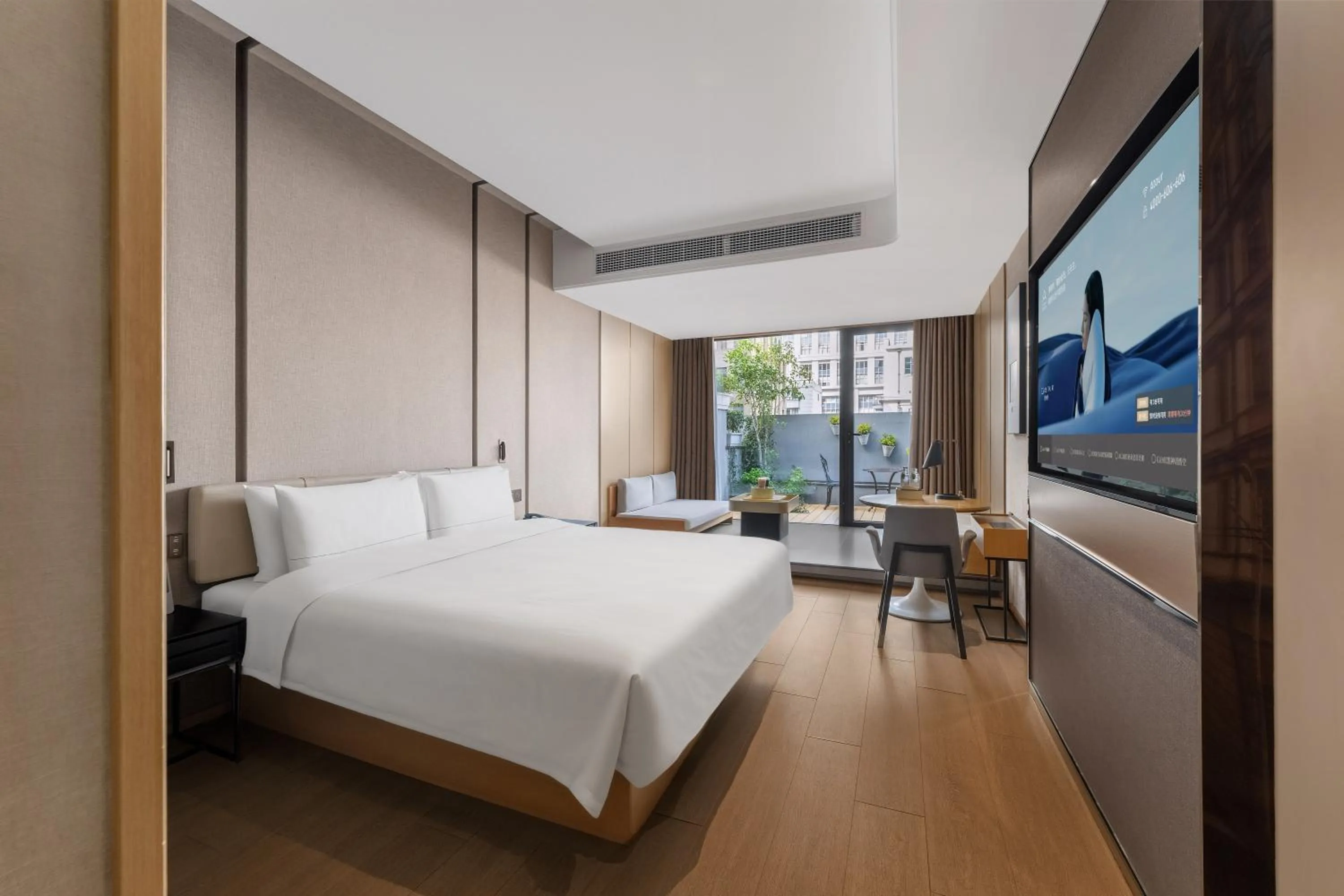 Photo of the whole room, Bed in Atour Hotel Nanjing East Road, The Bund-Self-service free laundry-Free Night Snacks