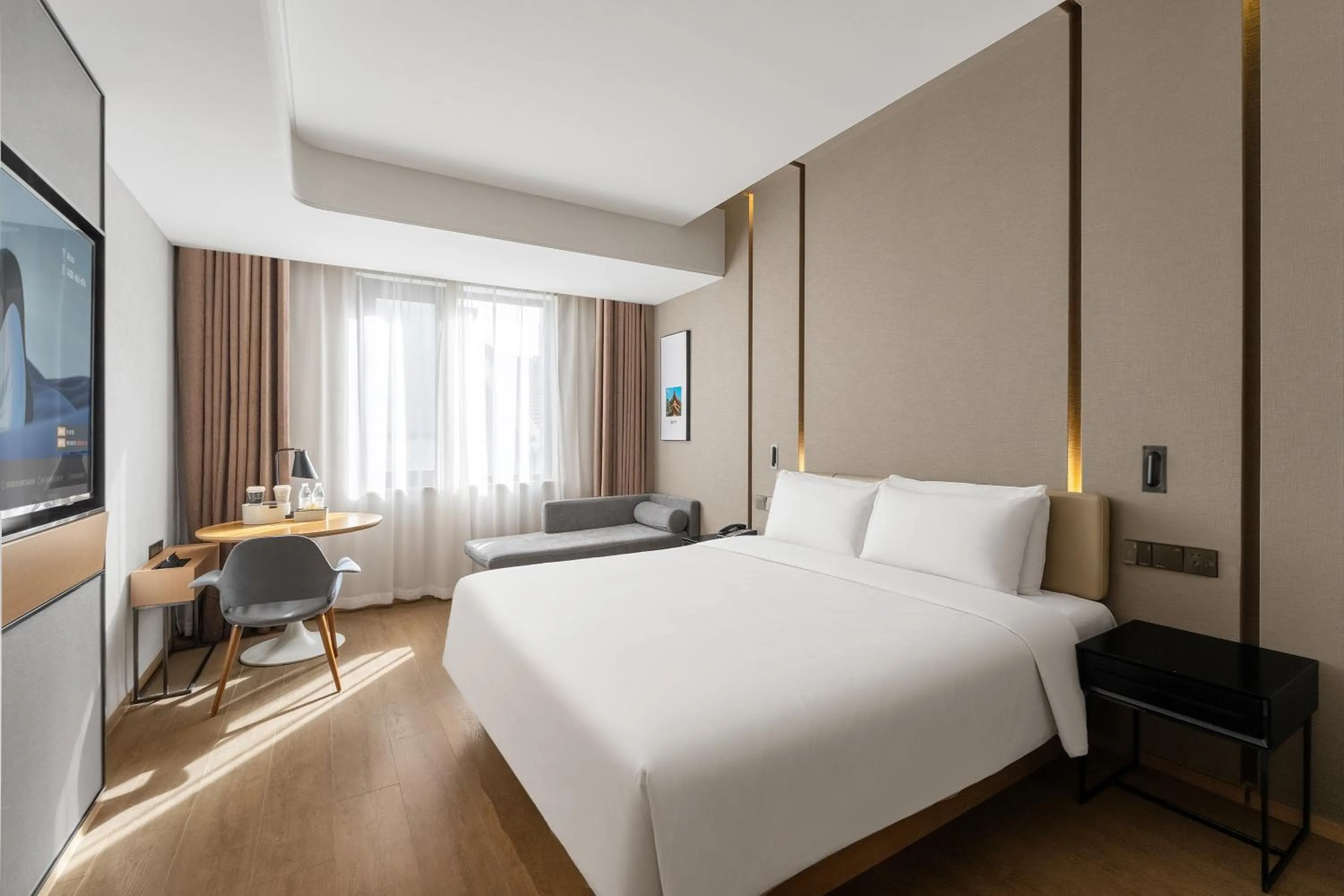 Photo of the whole room, Bed in Atour Hotel Nanjing East Road, The Bund-Self-service free laundry-Free Night Snacks