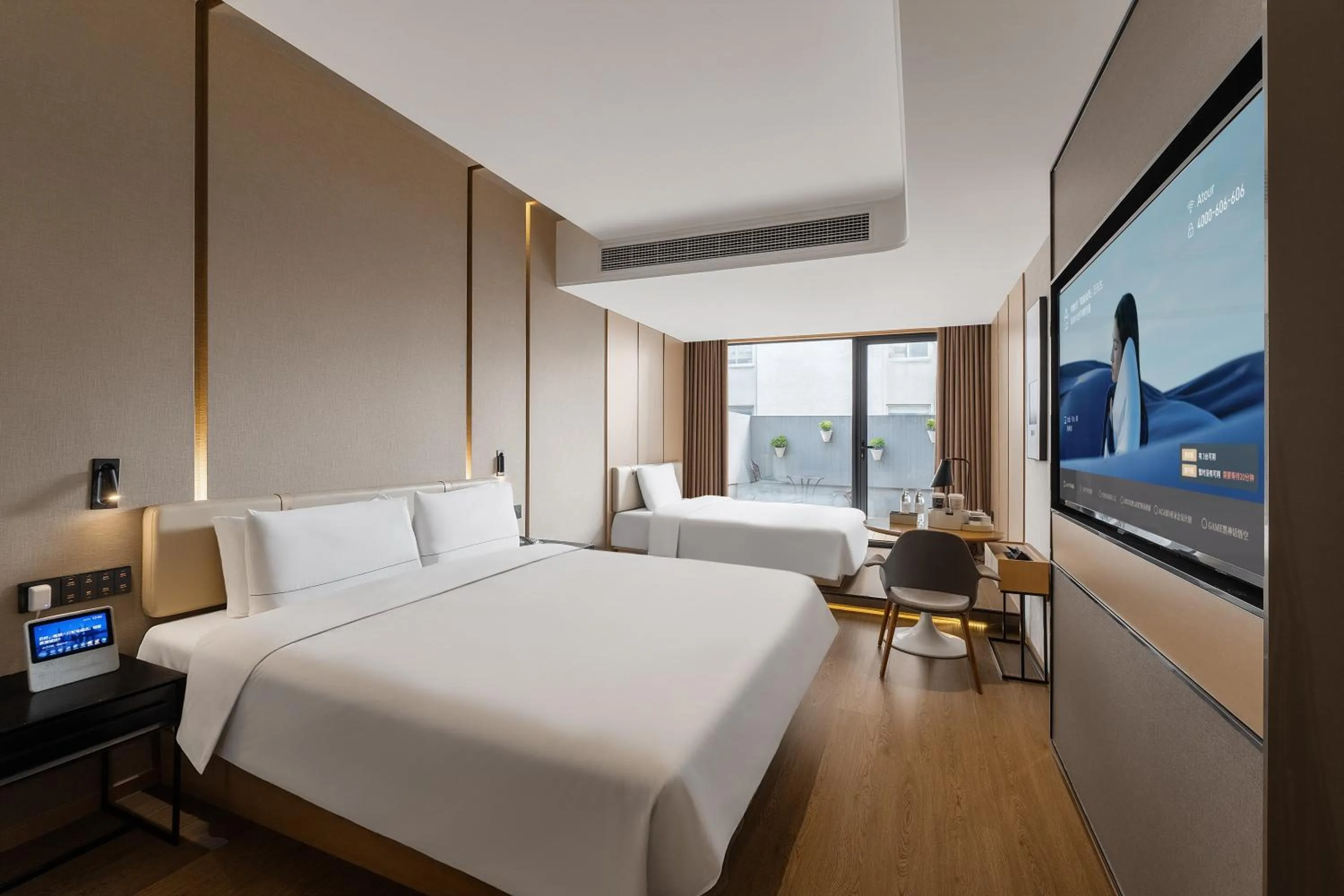 Photo of the whole room, Bed in Atour Hotel Nanjing East Road, The Bund-Self-service free laundry-Free Night Snacks