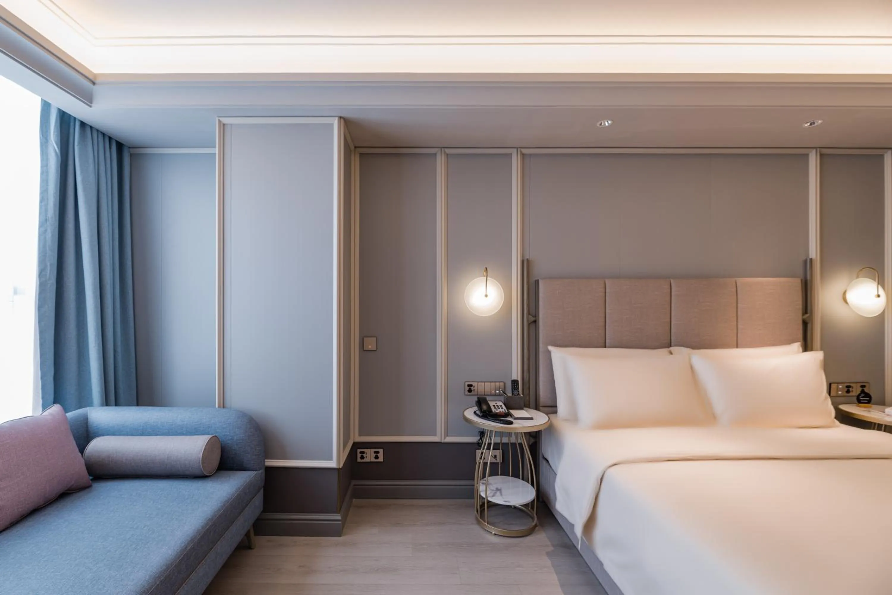 Living room, Bed in Atour Hotel Chengdu Kuanzhai Alley