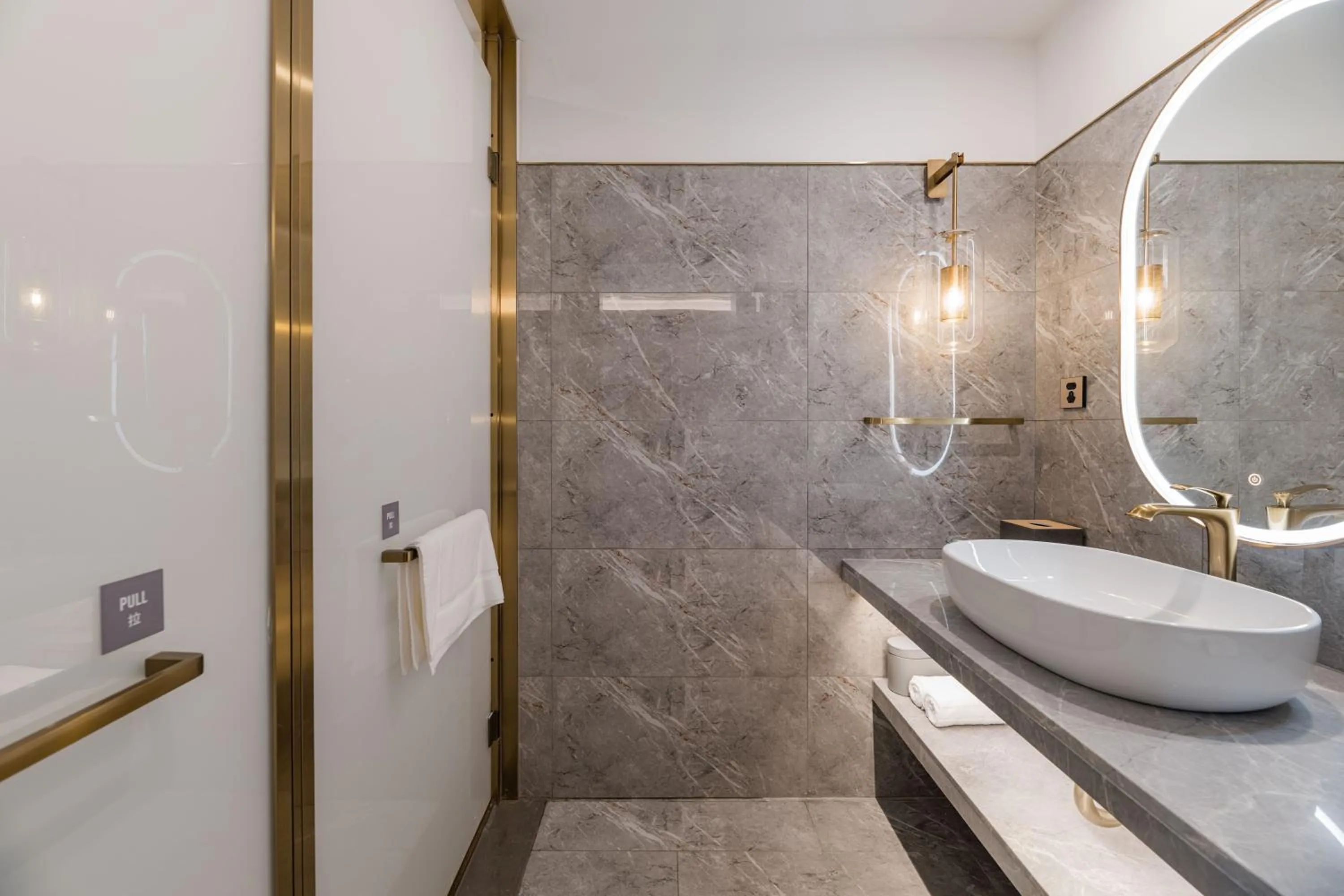 Shower in Atour Hotel Chengdu Kuanzhai Alley