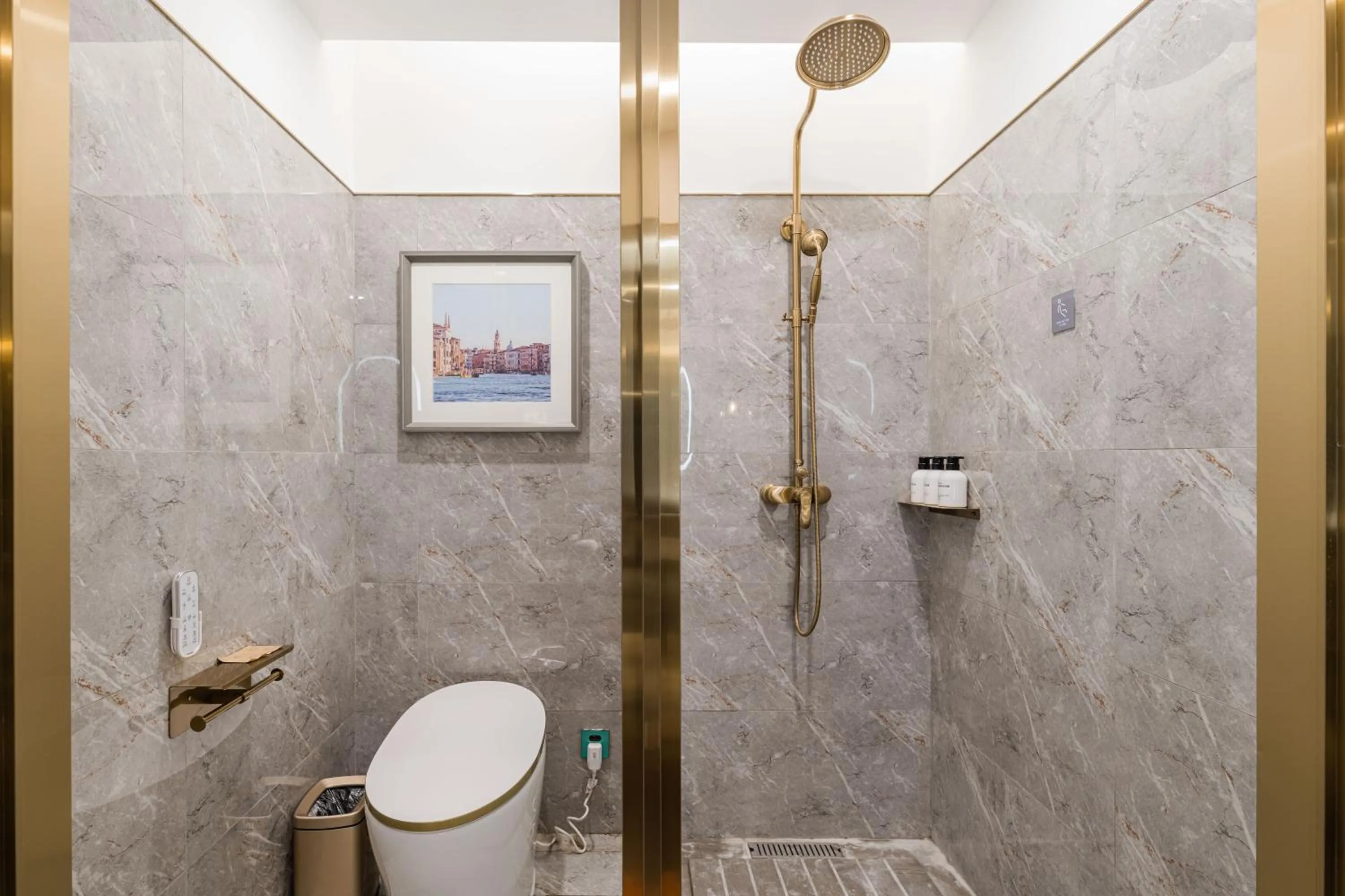 Shower in Atour Hotel Chengdu Kuanzhai Alley