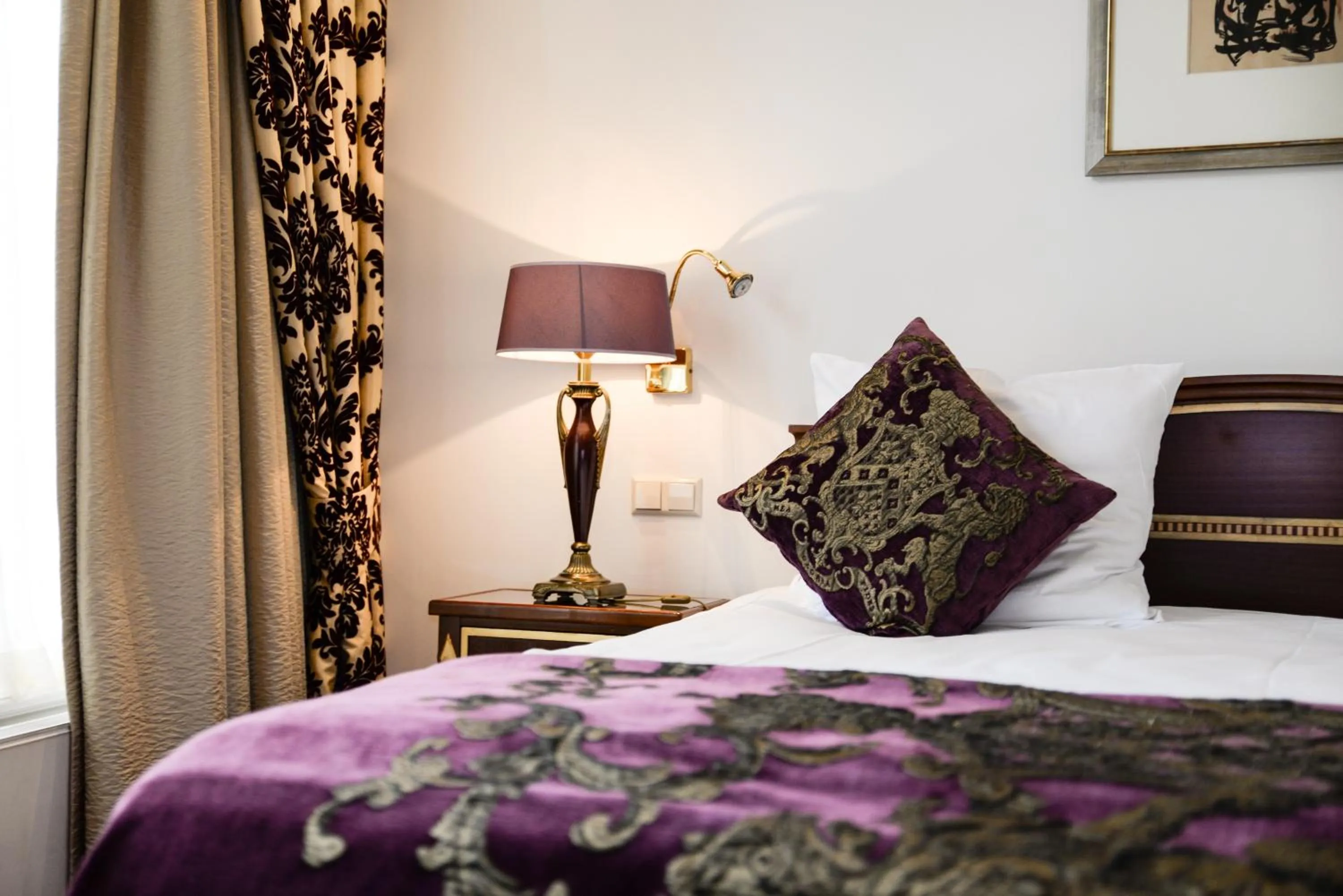 Bedroom, Bed in Ambassade Hotel