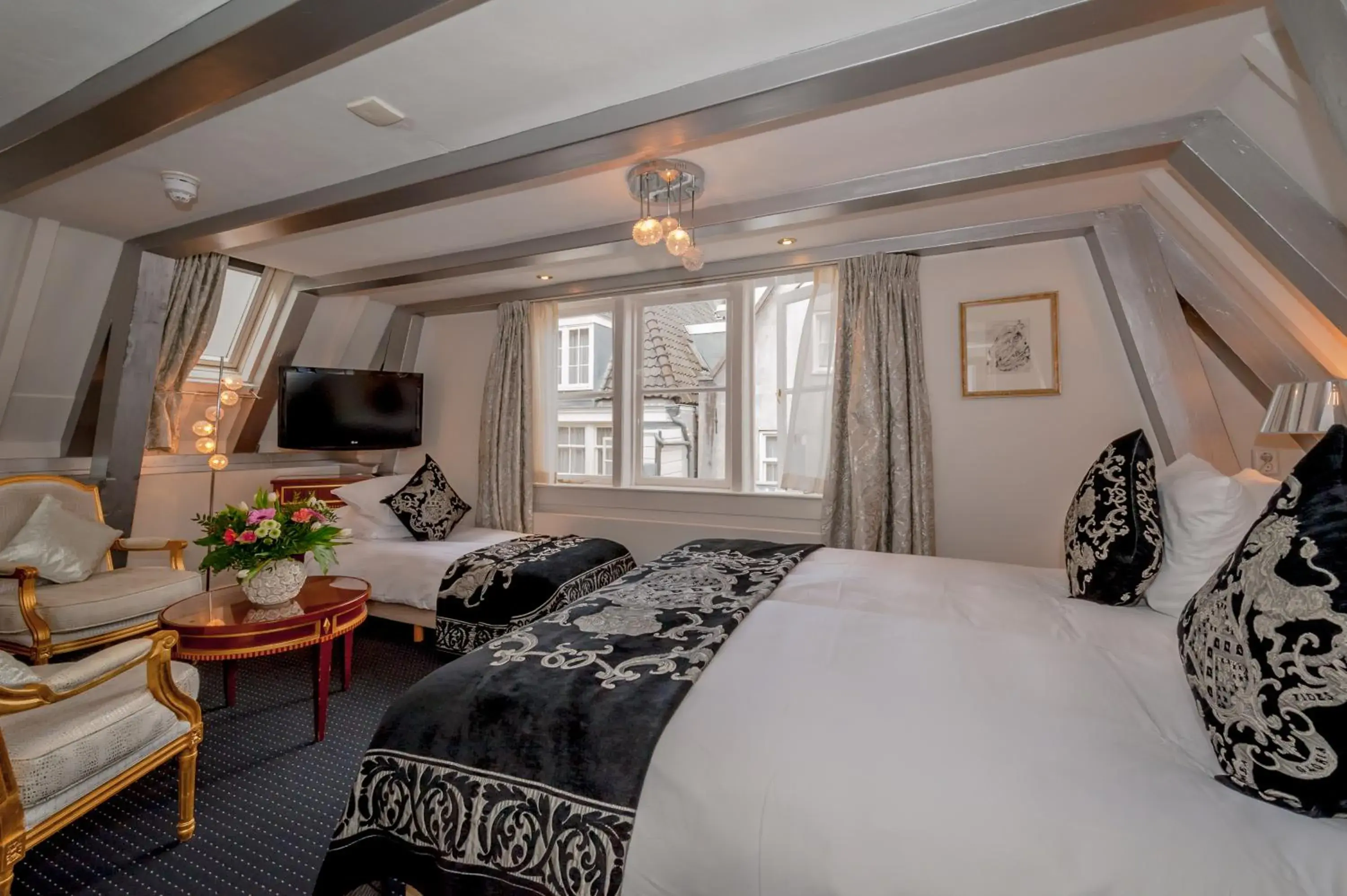 Triple Room in Ambassade Hotel Triple Room in Ambassade Hotel