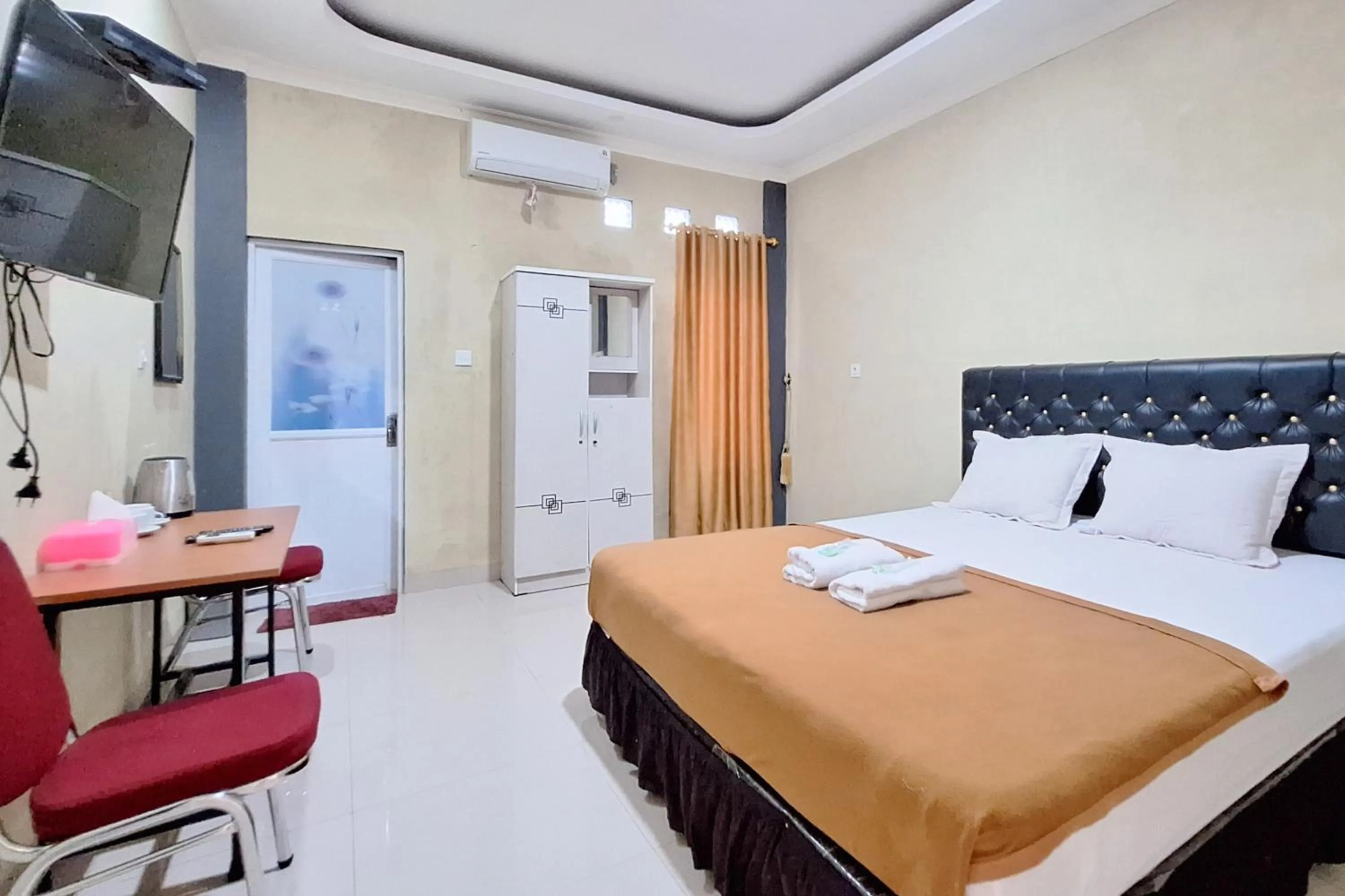Bedroom, Bed in Hotel Jelita Mentawai Redpartner