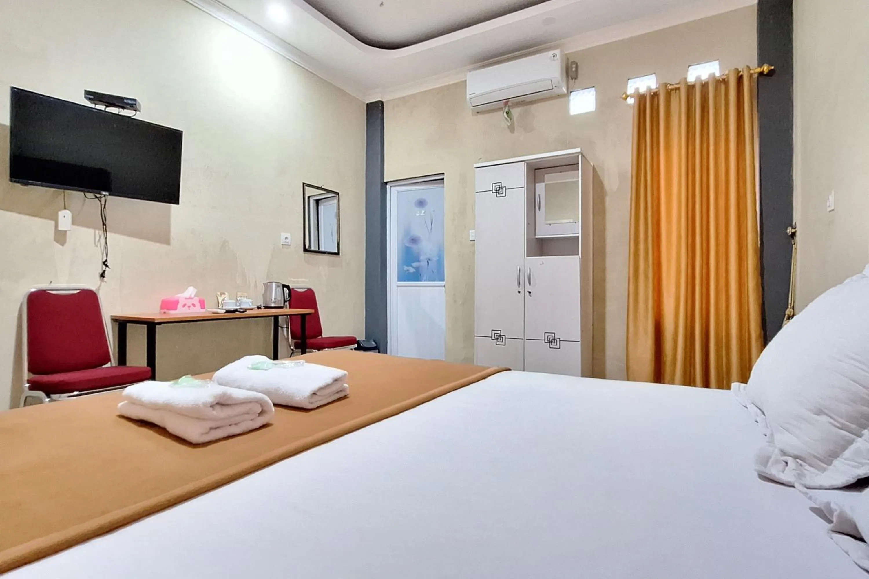 Bedroom, Bed in Hotel Jelita Mentawai Redpartner