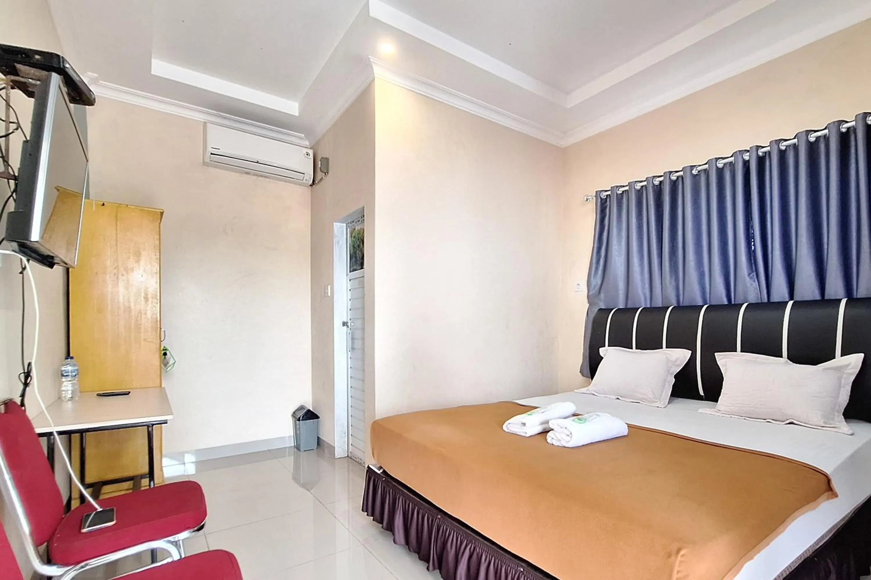Bedroom, Bed in Hotel Jelita Mentawai Redpartner