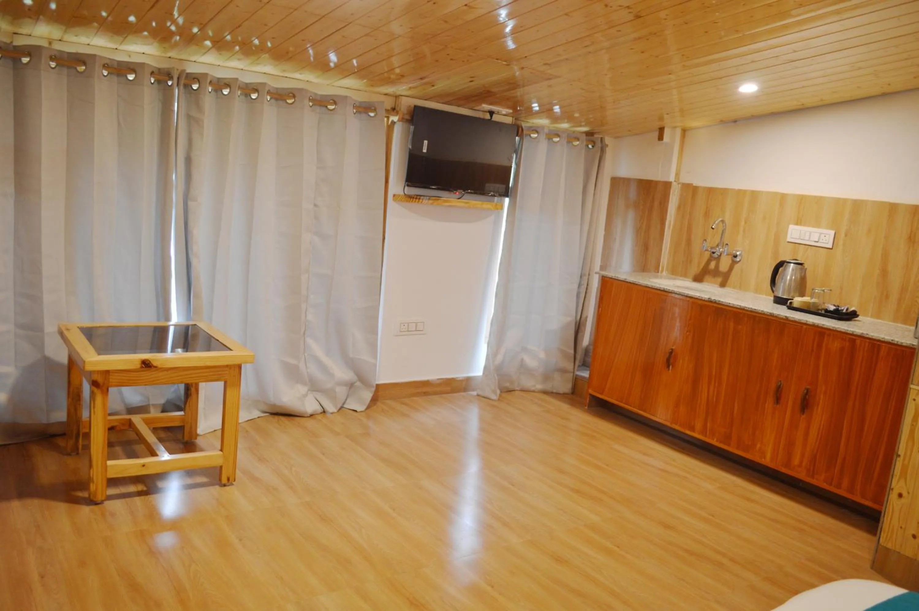 Coffee/tea facilities in Manali Outdoor Retreat by Sheosante