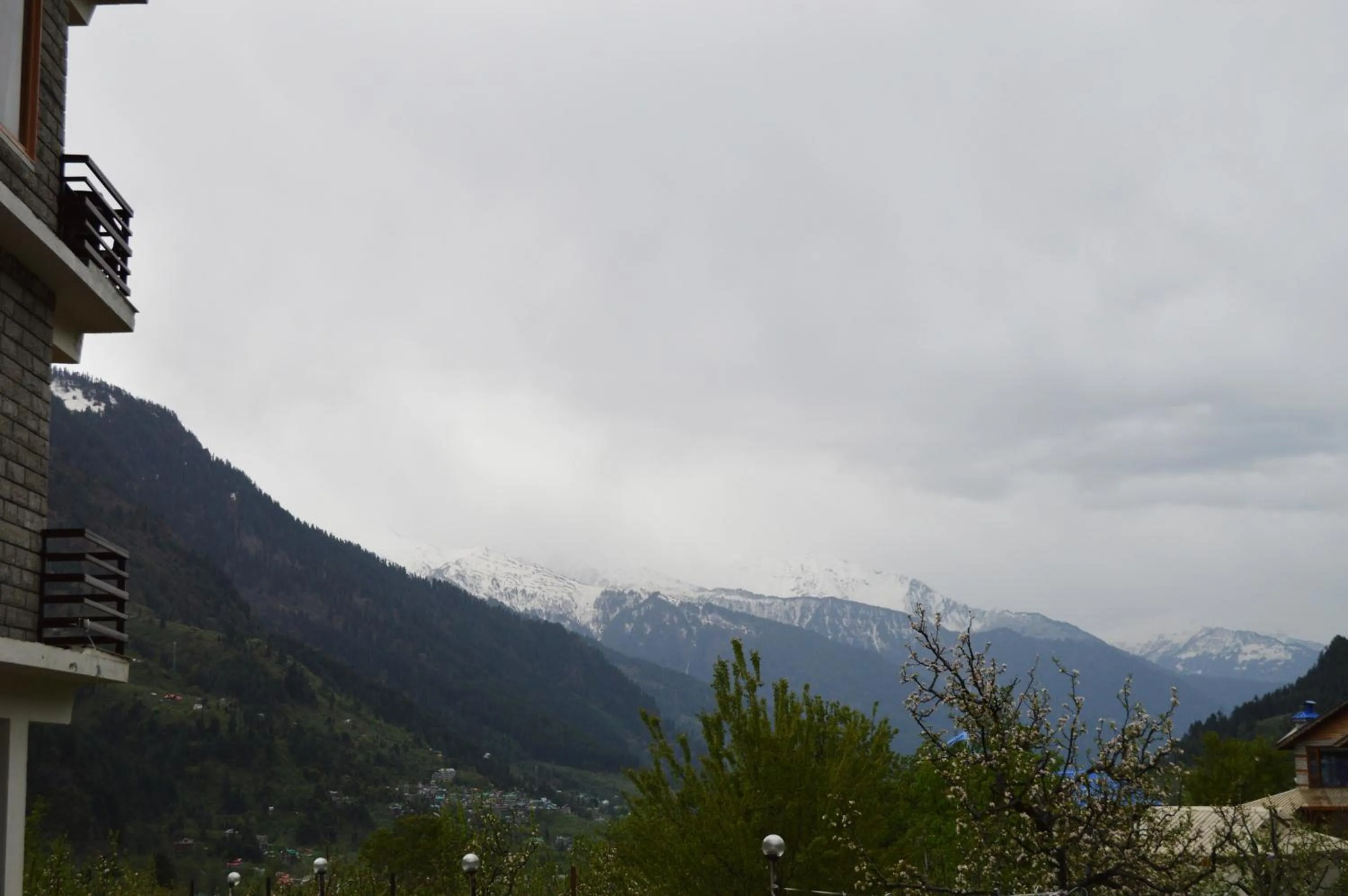 Mountain view in Manali Outdoor Retreat by Sheosante