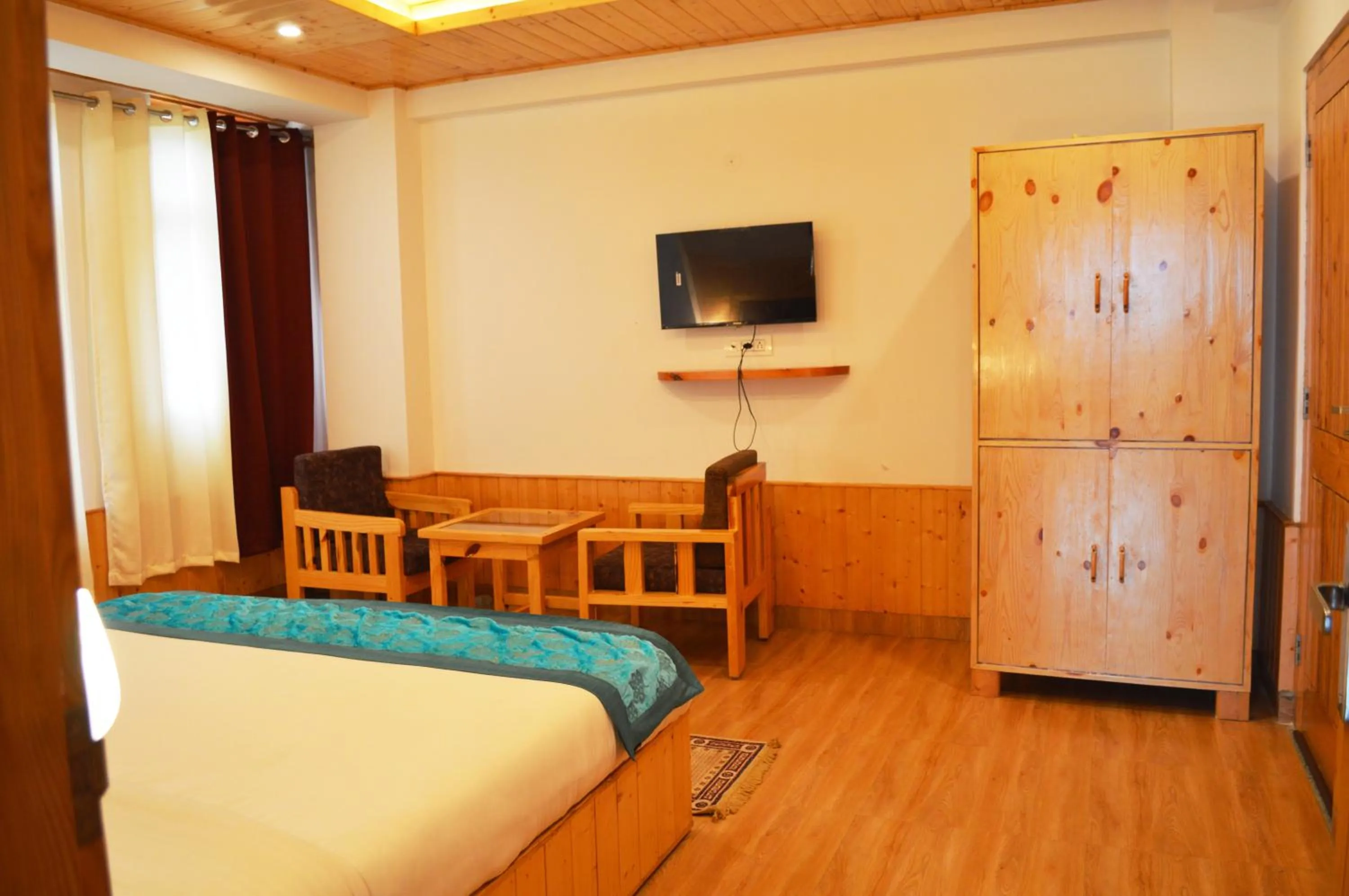 Bedroom in Manali Outdoor Retreat by Sheosante