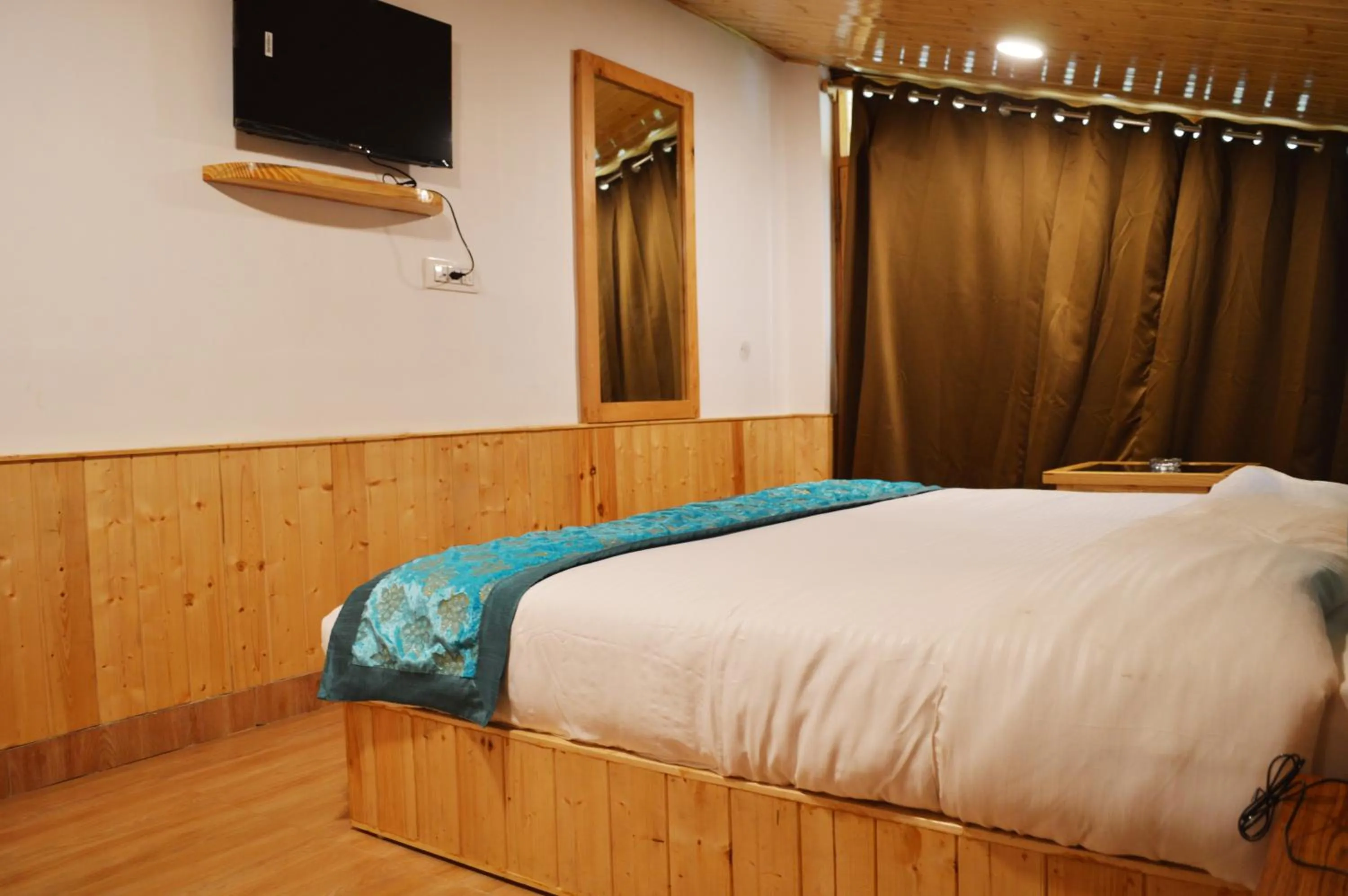 Bed in Manali Outdoor Retreat by Sheosante