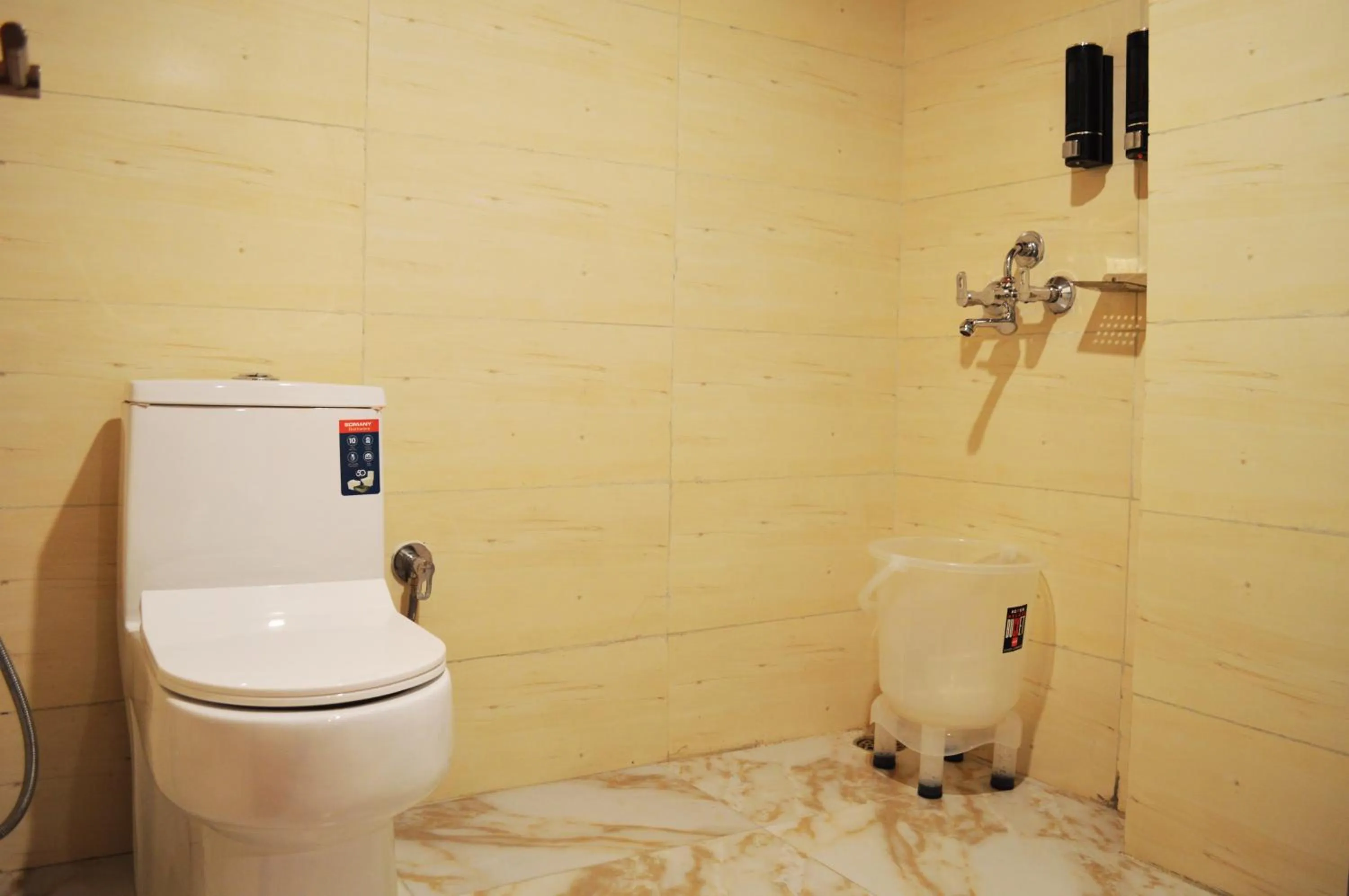 Toilet in Manali Outdoor Retreat by Sheosante