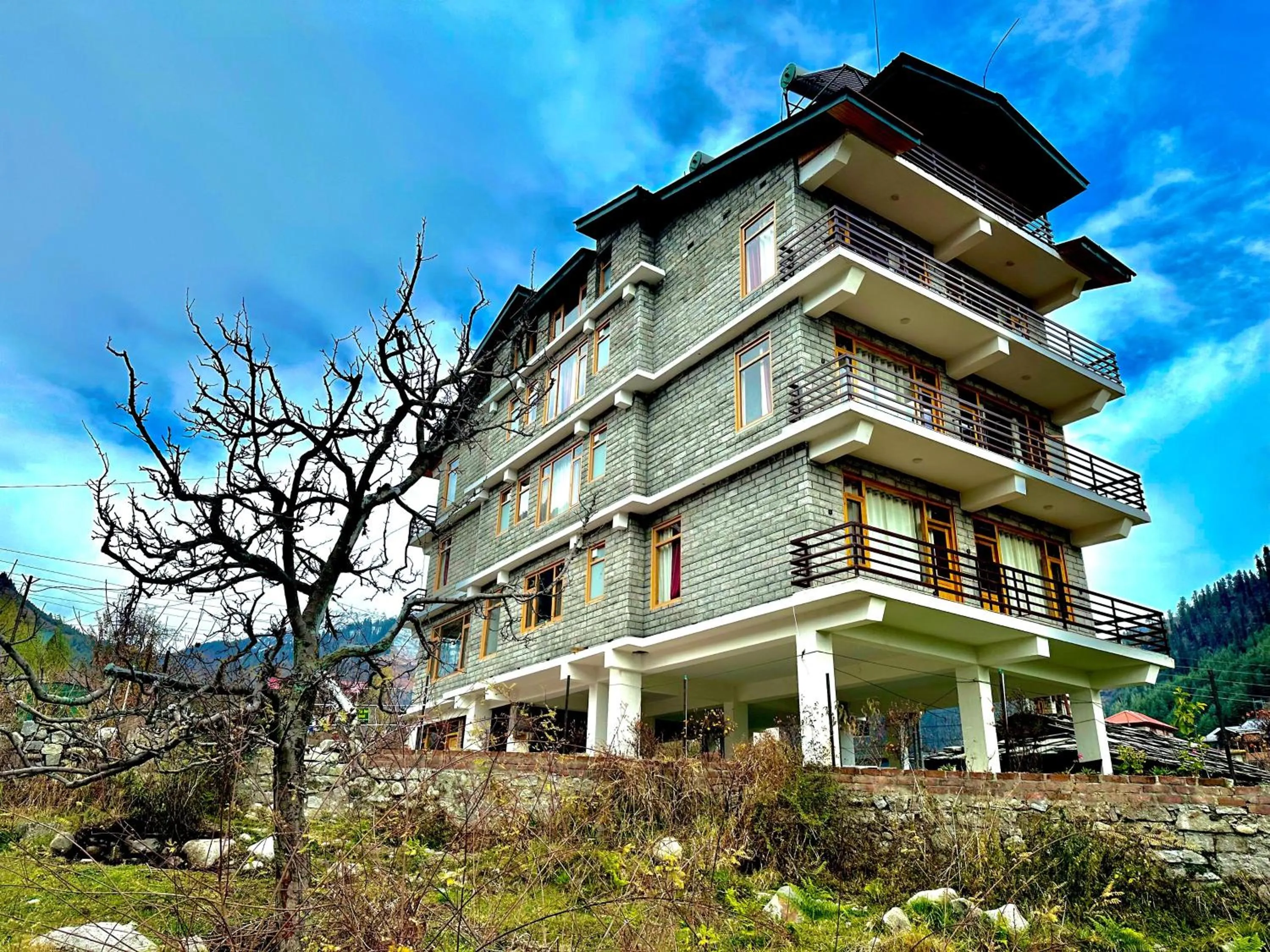 Property building in Manali Outdoor Retreat by Sheosante