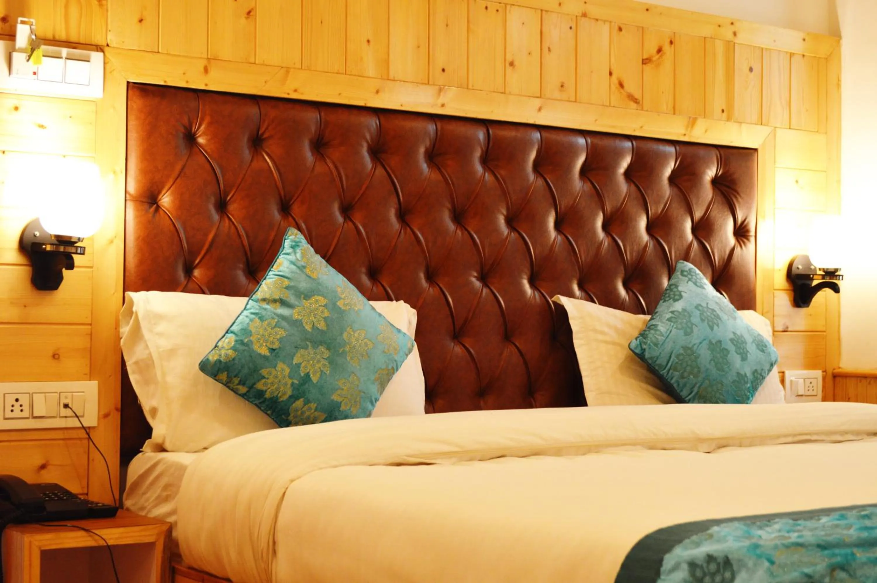 Bed in Manali Outdoor Retreat by Sheosante