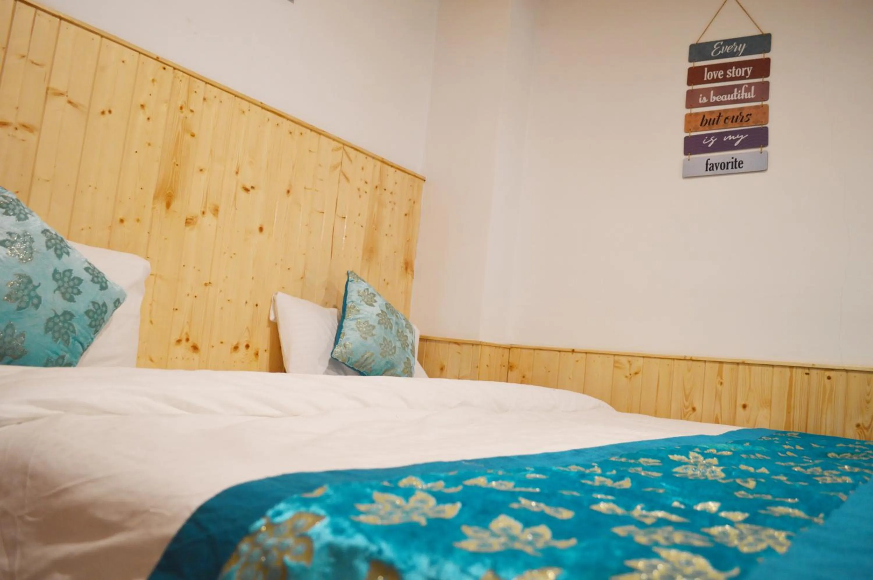 Bed in Manali Outdoor Retreat by Sheosante