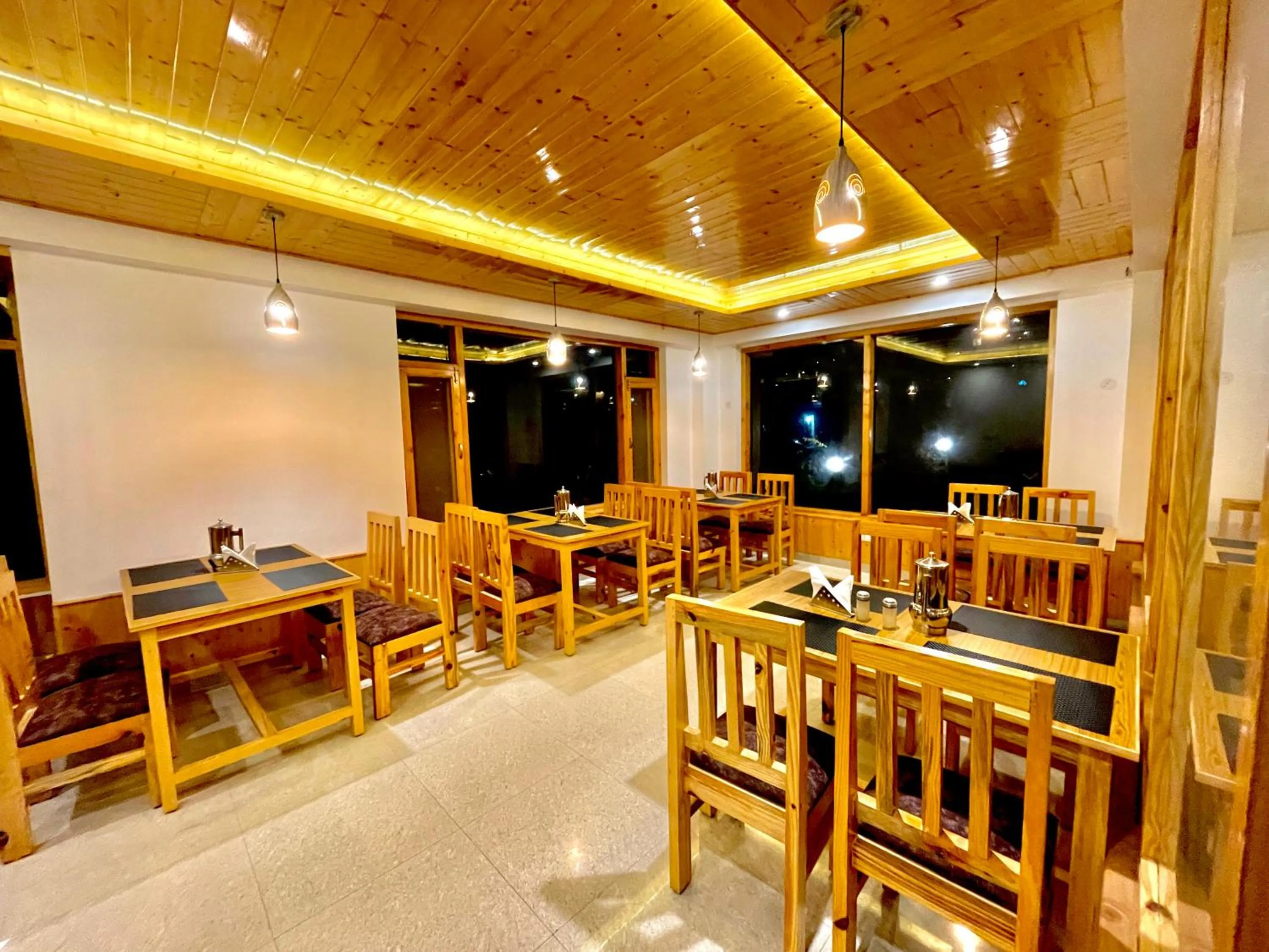 Restaurant/places to eat in Manali Outdoor Retreat by Sheosante