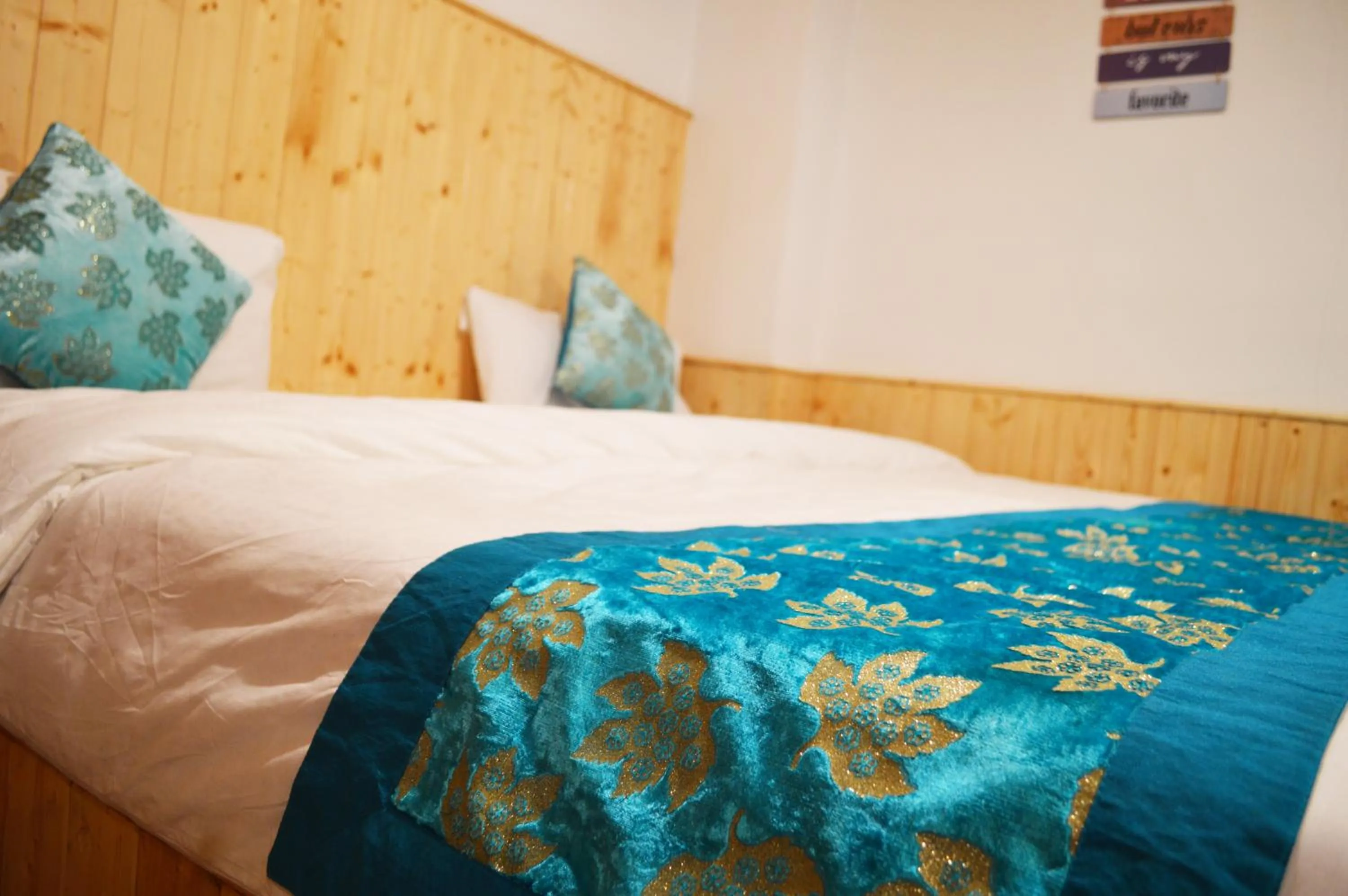 Bed in Manali Outdoor Retreat by Sheosante