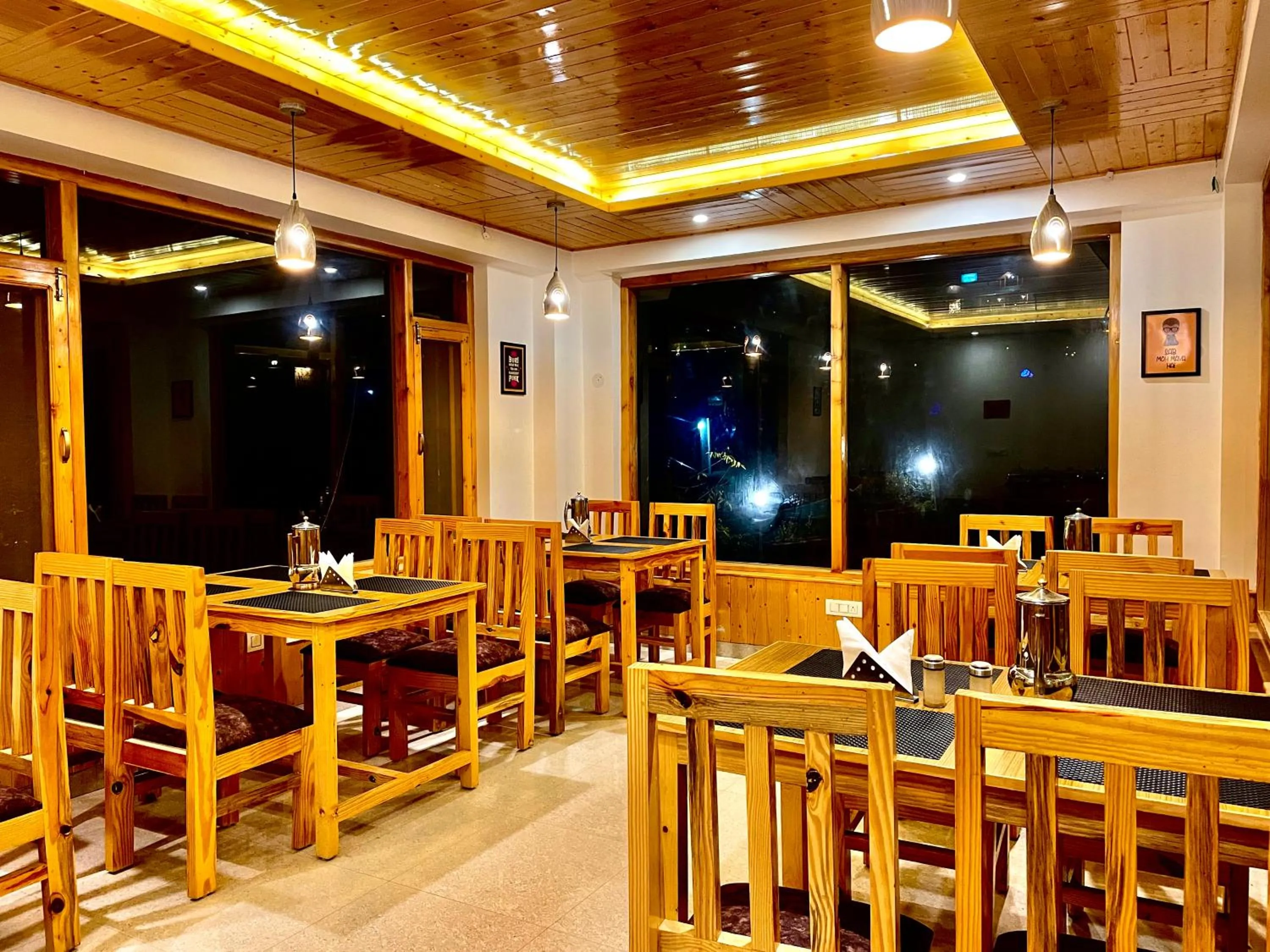 Restaurant/places to eat in Manali Outdoor Retreat by Sheosante