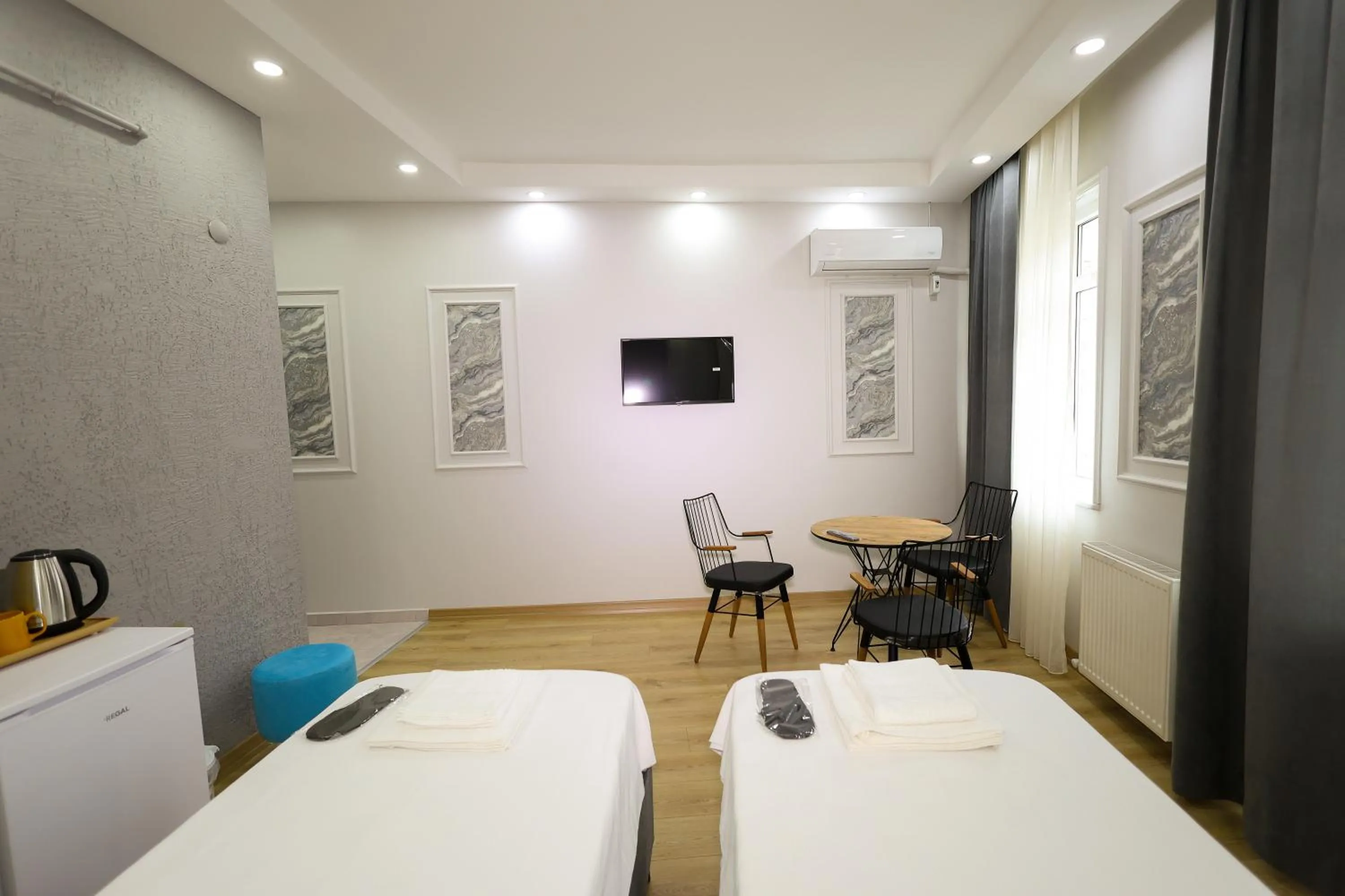 Bed in JOE BLACK APART