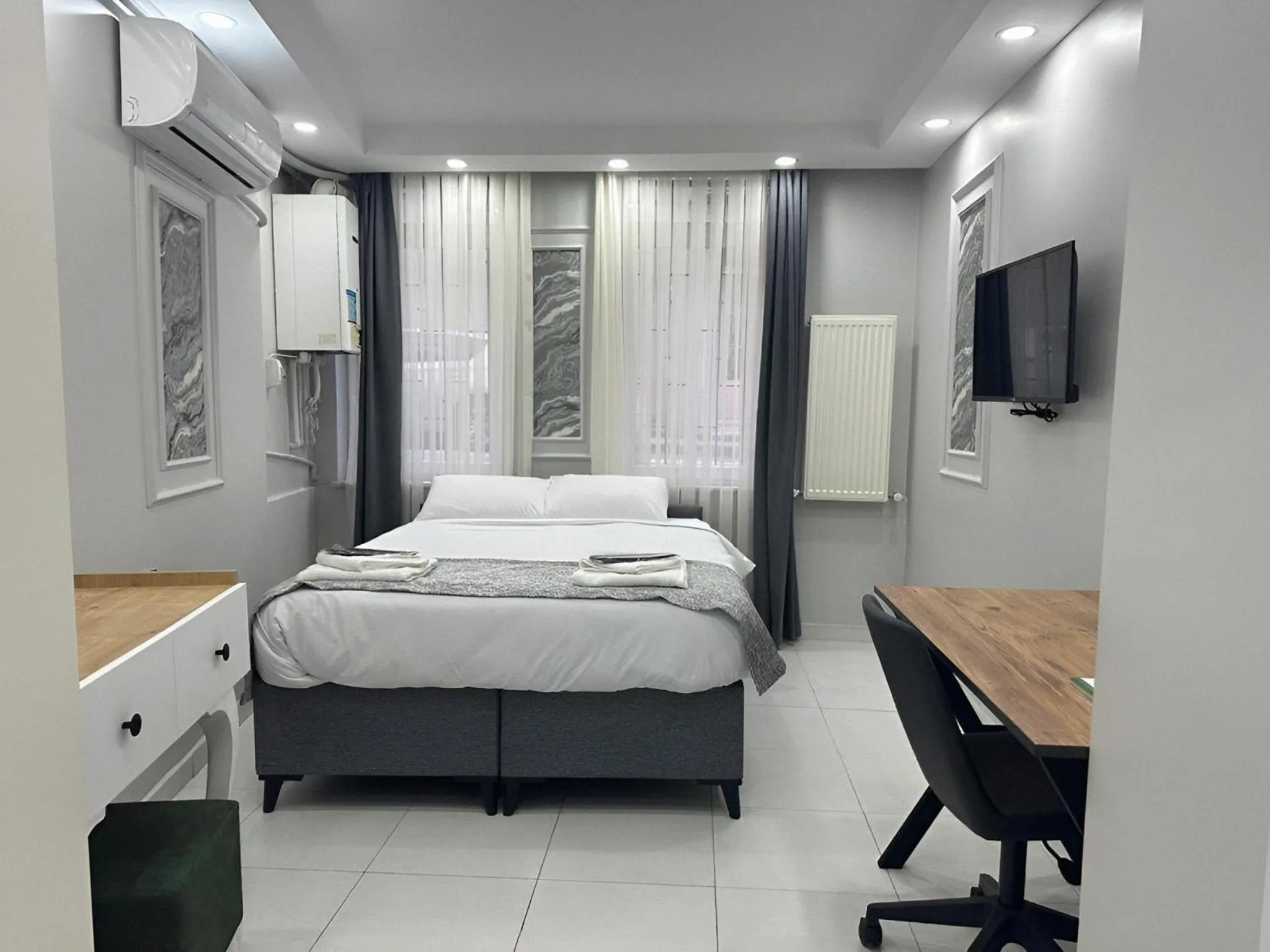 Bedroom, Bed in JOE BLACK APART