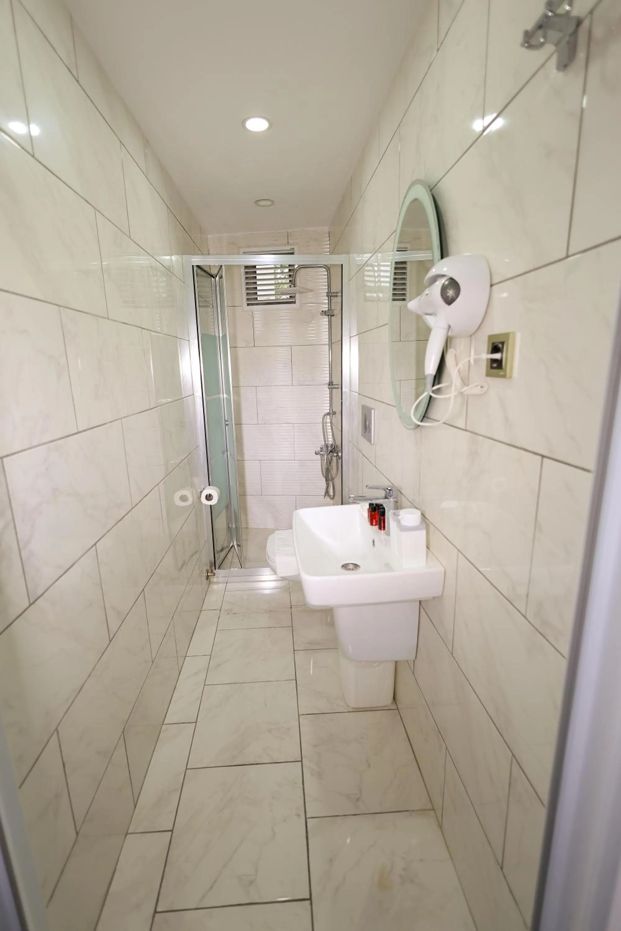 Shower in JOE BLACK APART