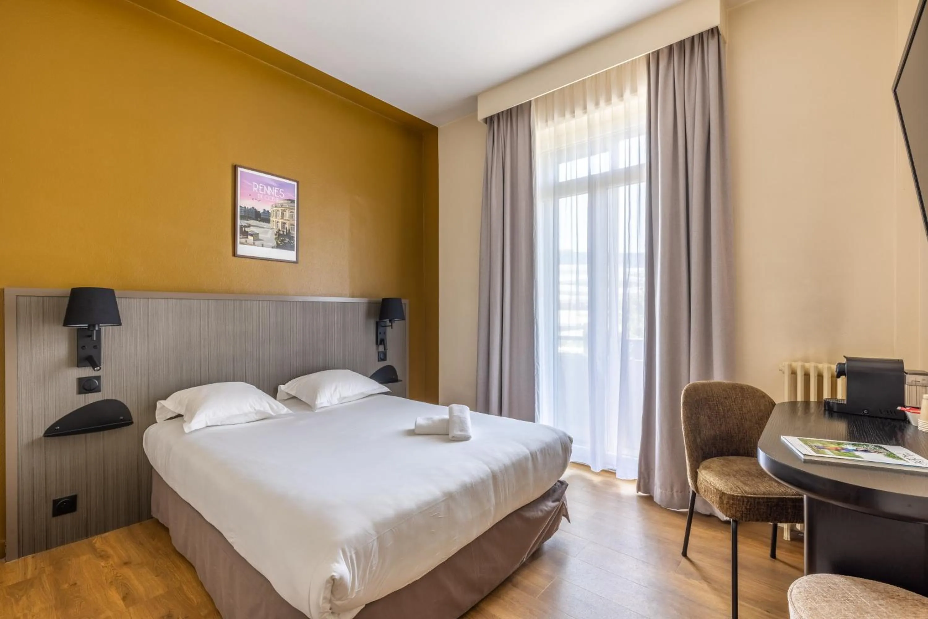 Bedroom, Bed in Hôtel Le Florin