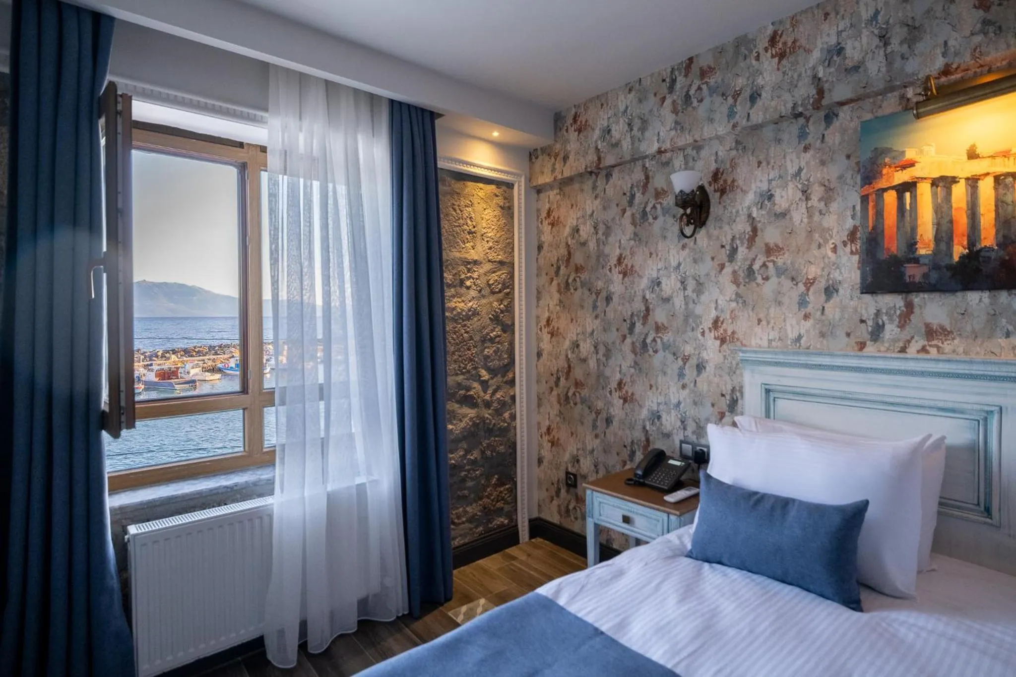 Bed in Assos Troy Port Hotel