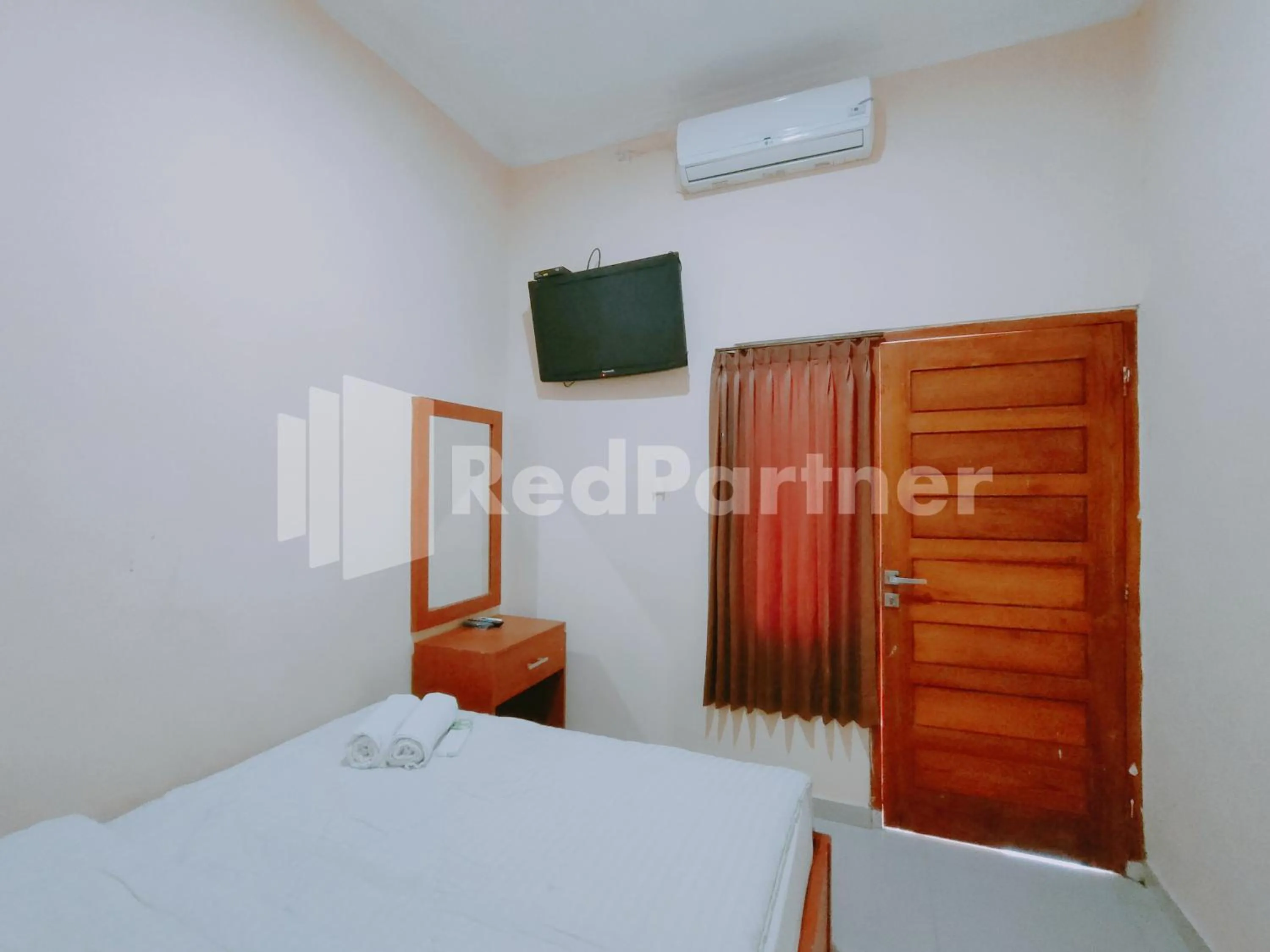 Bedroom, Bed in Calida Hotel Mitra RedDoorz near Alun Alun Wonosari