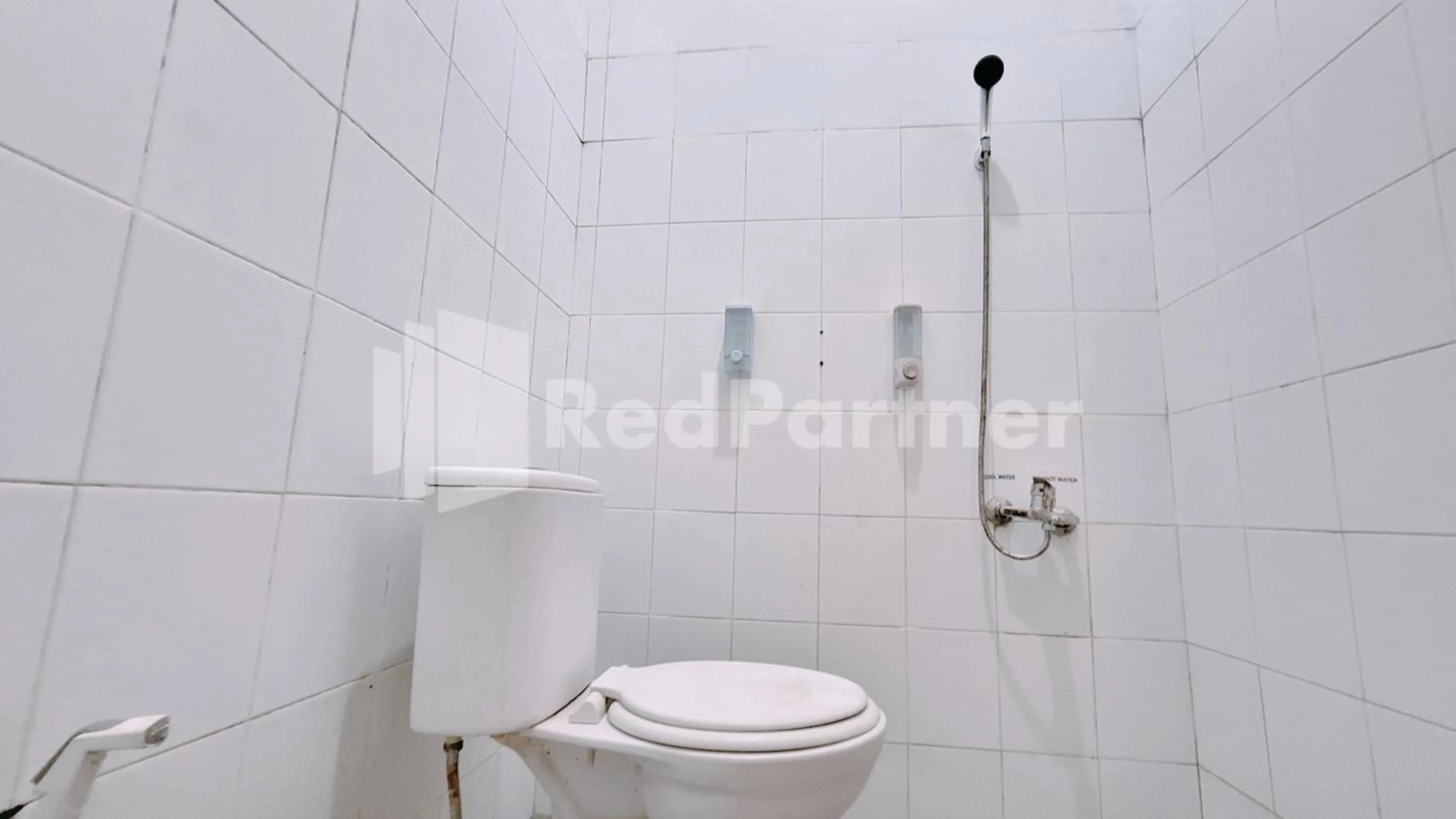 Bathroom in Calida Hotel Mitra RedDoorz near Alun Alun Wonosari