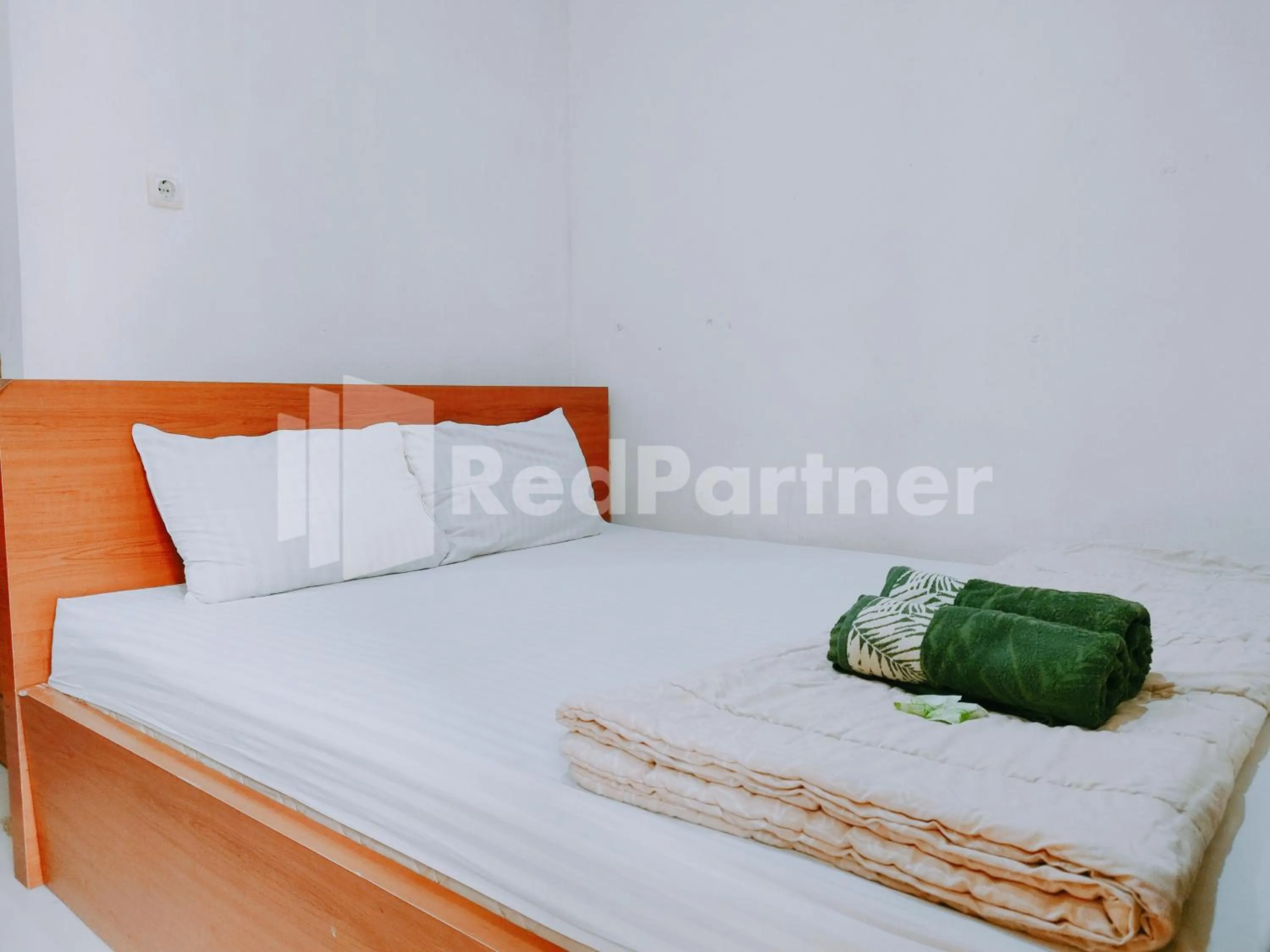 Bedroom, Bed in Calida Hotel Mitra RedDoorz near Alun Alun Wonosari