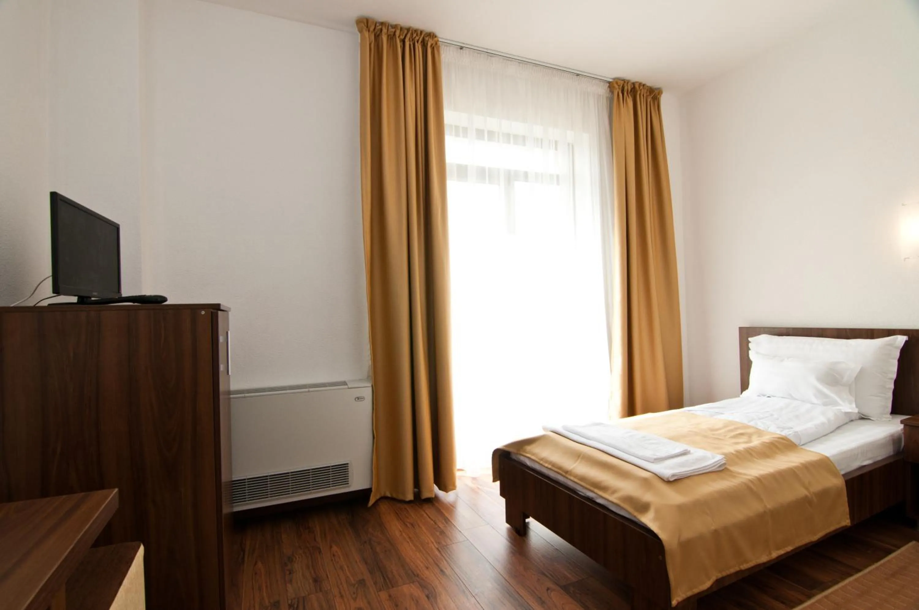 Photo of the whole room, Bed in Hotel Hyperion