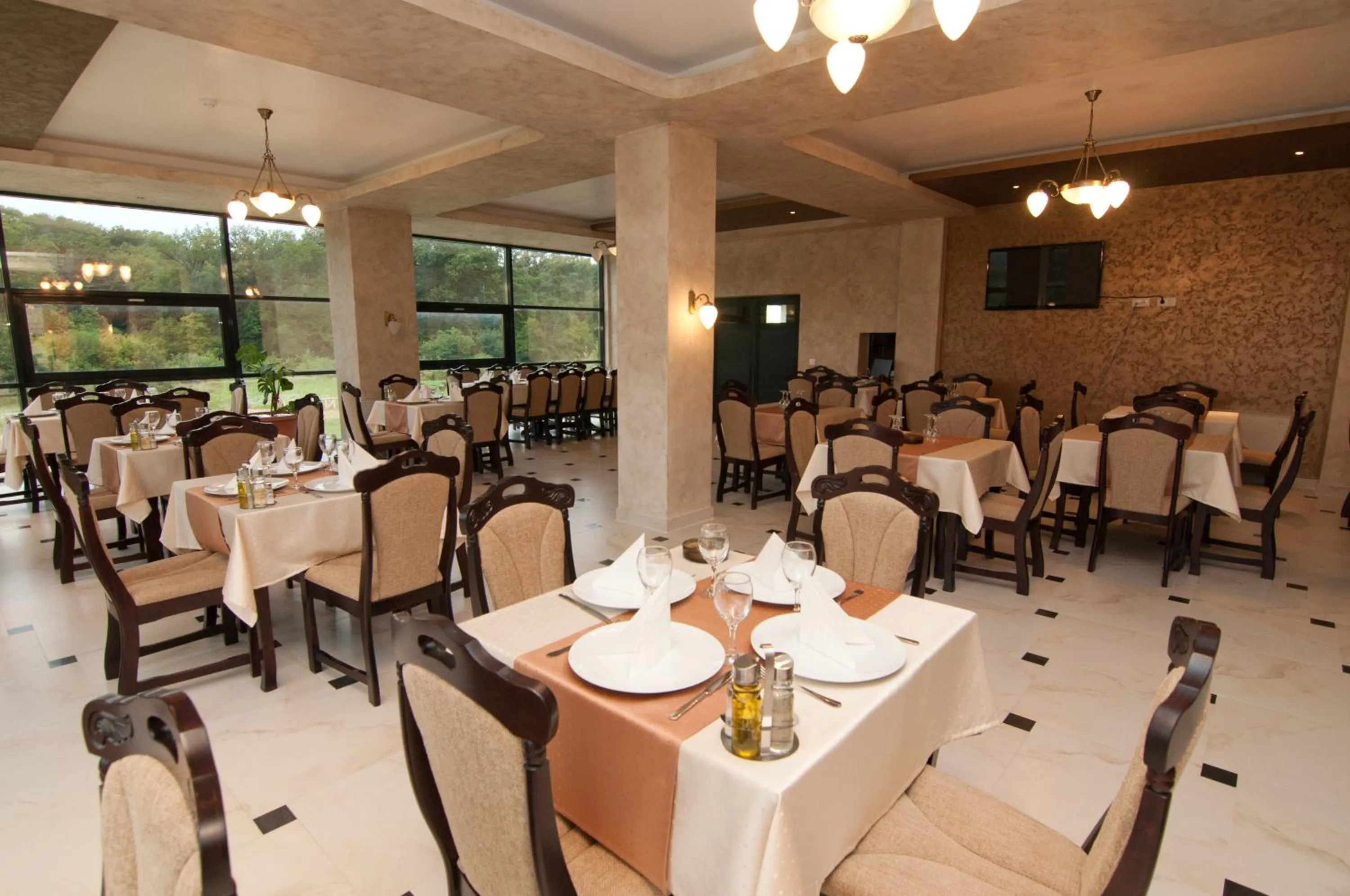 Restaurant/places to eat in Hotel Hyperion