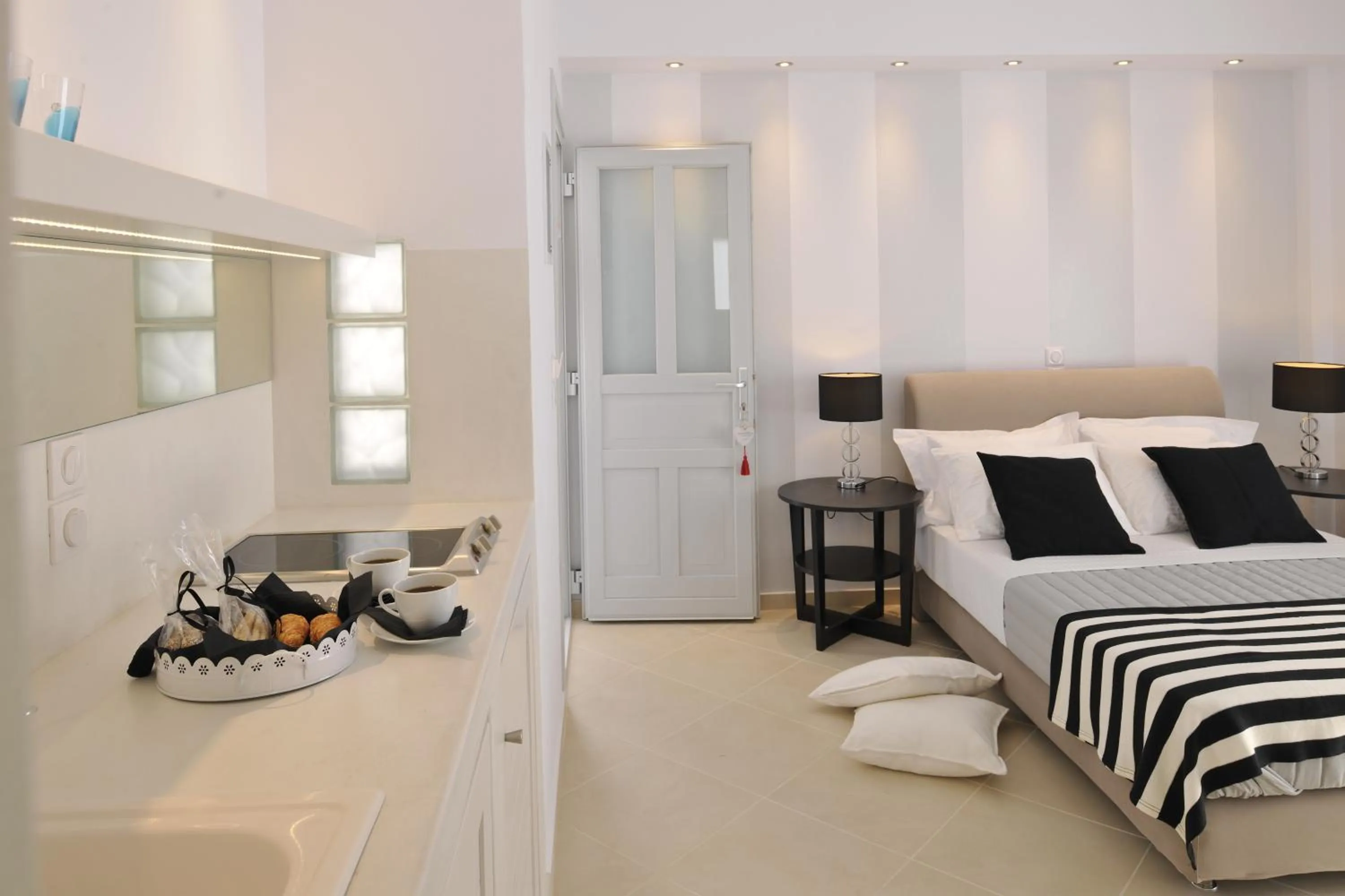 Kitchen or kitchenette, Bed in Romantica Suites