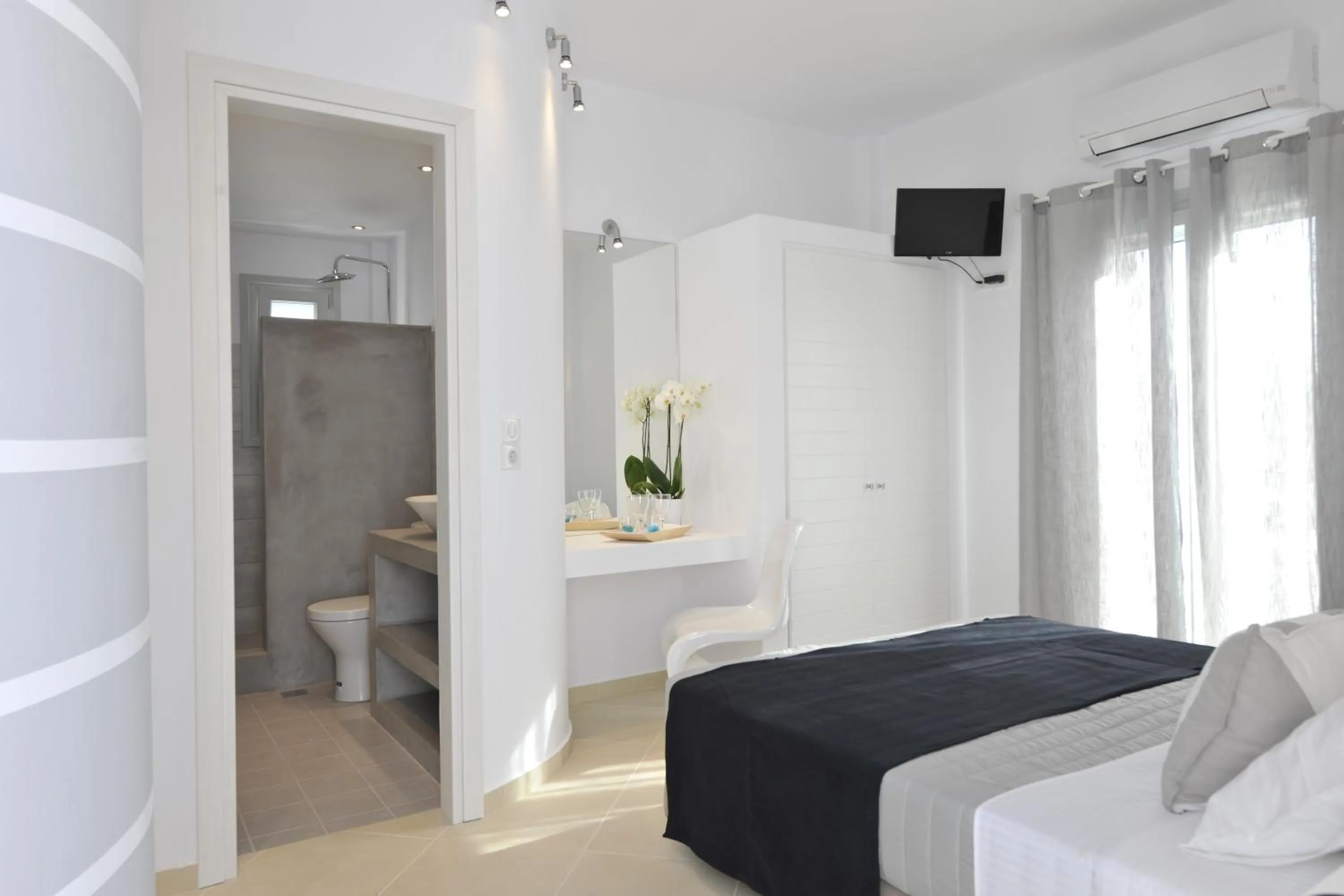 Bathroom, Bed in Romantica Suites