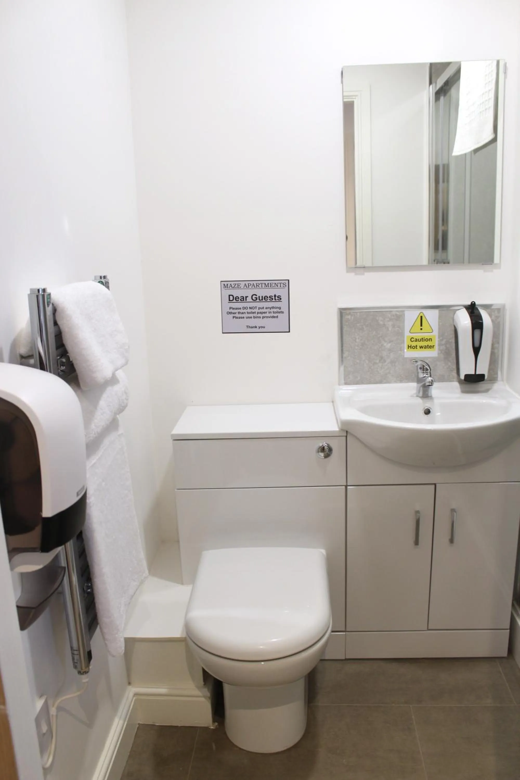 Toilet, Bed in Maze apartments and rooms Free parking