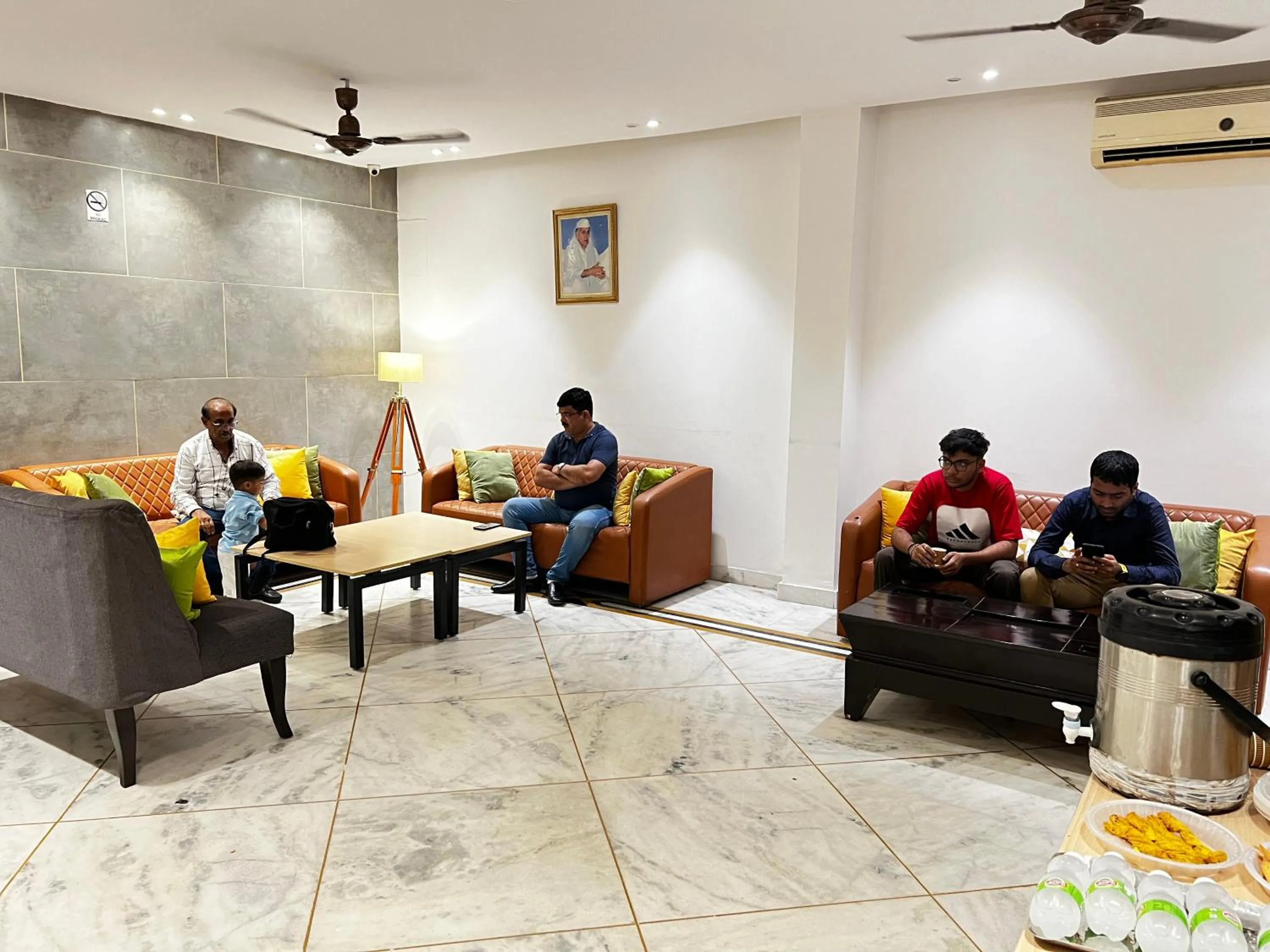 Living room in Divine Inn Hotel Near Rajouri Garden Main Market