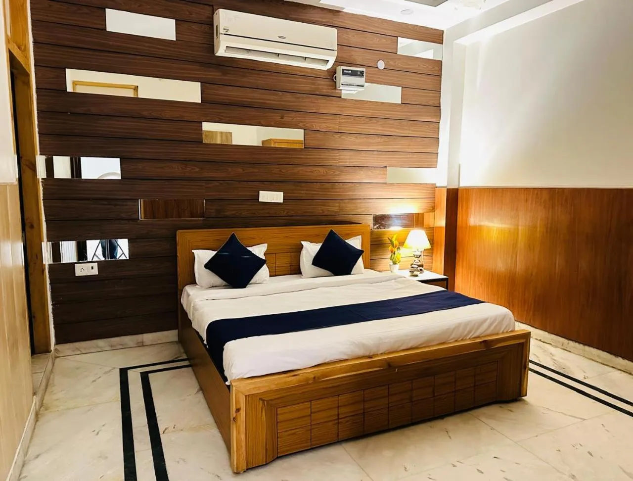 Bed in Divine Inn Hotel Near Rajouri Garden Main Market