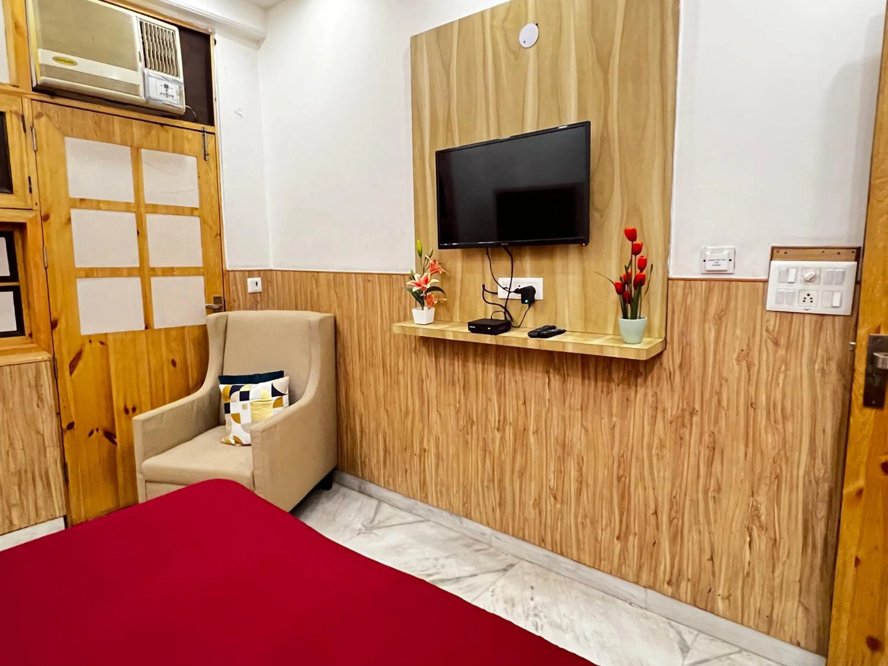 Bed in Divine Inn Hotel Near Rajouri Garden Main Market