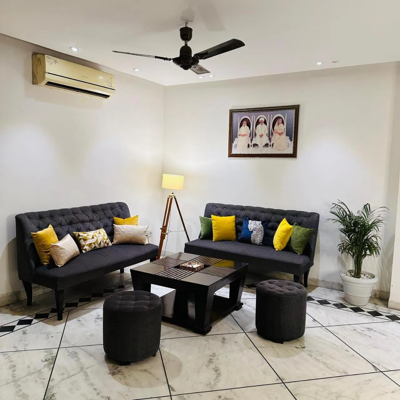 Living room in Divine Inn Hotel Near Rajouri Garden Main Market